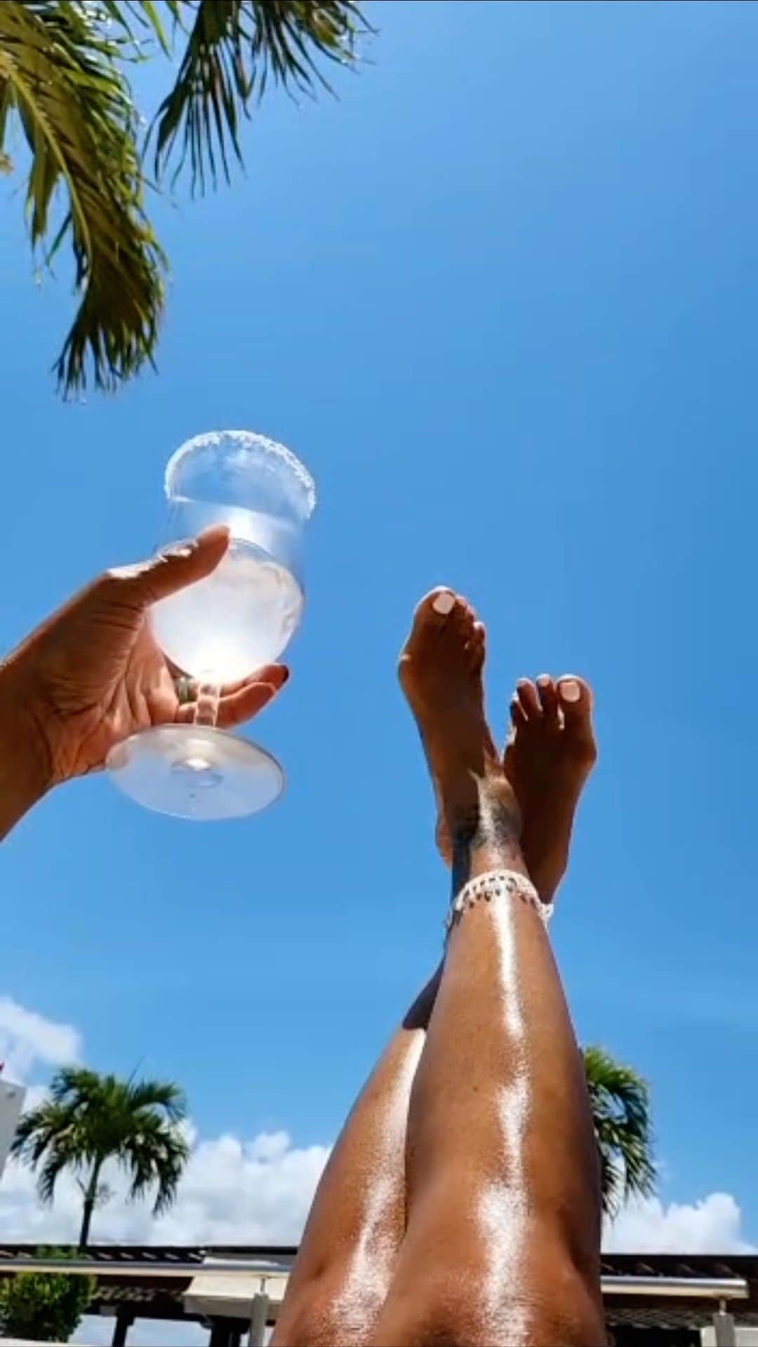 ミミ・ファウストのインスタグラム：「Toes in the air.」