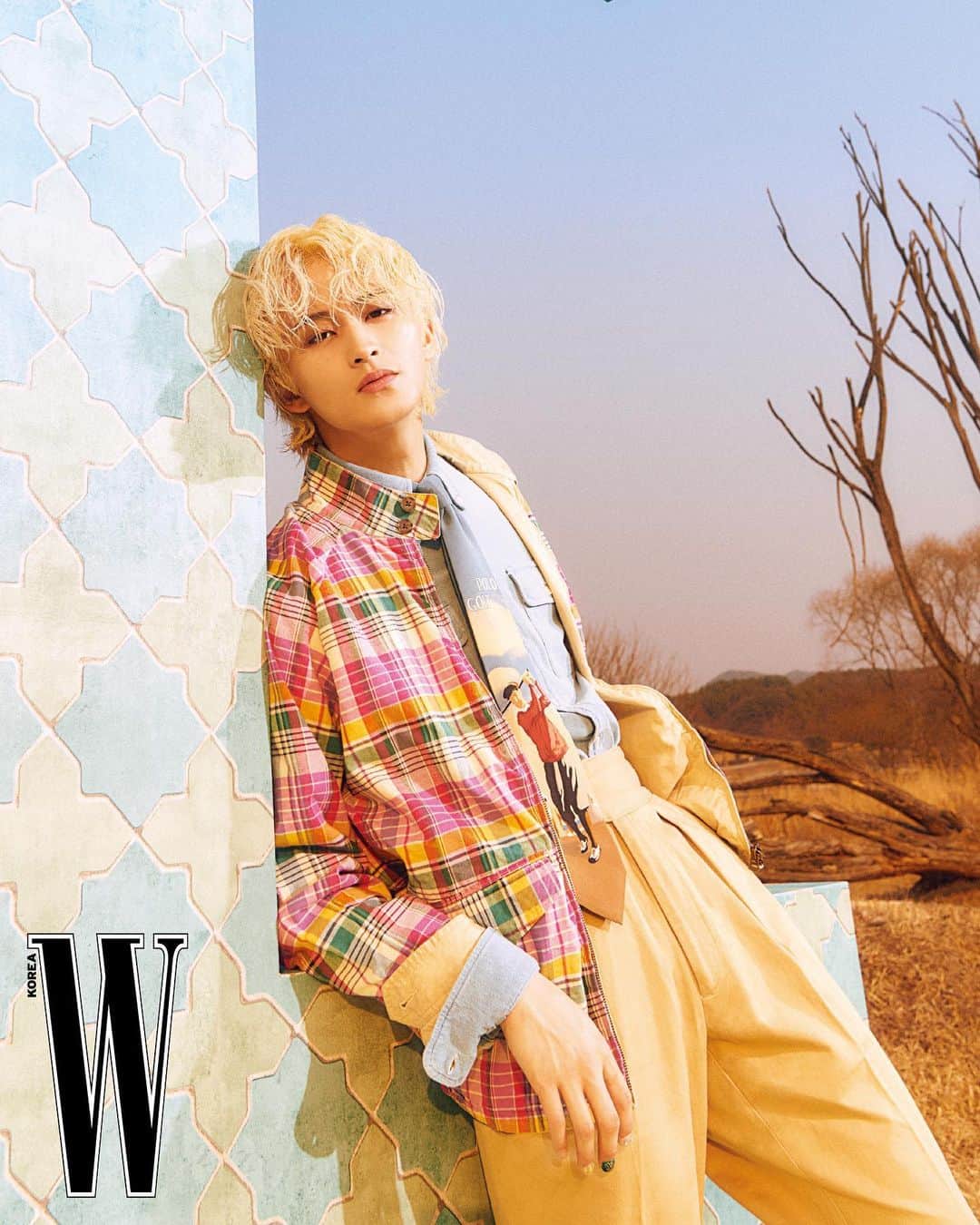 Polo Ralph Laurenさんのインスタグラム写真 - (Polo Ralph LaurenInstagram)「Musician #MarkLee from #NCT appears on the May 2023 cover of @WKorea in #PoloRLStyle.  Mark wears our Polo Soft Plaid Linen Suit Jacket, Reversible Madras-Twill Jacket, Vintage Classic Fit Distressed Jean, and more pieces from our latest #PoloRalphLauren collection.  Editor: @Xyjgk Photographer: @Gowontae Stylist: @Kimvenchy Set: @SummerSkyThunderstorm Hair: @Bit.Boot_1shee Makeup: @Bit.Boot_Ase Nails: @BreathNailz  #RLEditorials」5月19日 4時13分 - poloralphlauren