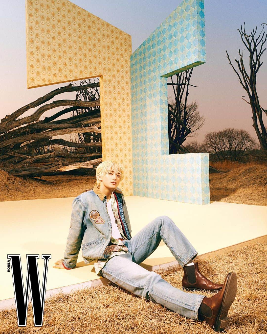 Polo Ralph Laurenさんのインスタグラム写真 - (Polo Ralph LaurenInstagram)「Musician #MarkLee from #NCT appears on the May 2023 cover of @WKorea in #PoloRLStyle.  Mark wears our Polo Soft Plaid Linen Suit Jacket, Reversible Madras-Twill Jacket, Vintage Classic Fit Distressed Jean, and more pieces from our latest #PoloRalphLauren collection.  Editor: @Xyjgk Photographer: @Gowontae Stylist: @Kimvenchy Set: @SummerSkyThunderstorm Hair: @Bit.Boot_1shee Makeup: @Bit.Boot_Ase Nails: @BreathNailz  #RLEditorials」5月19日 4時13分 - poloralphlauren