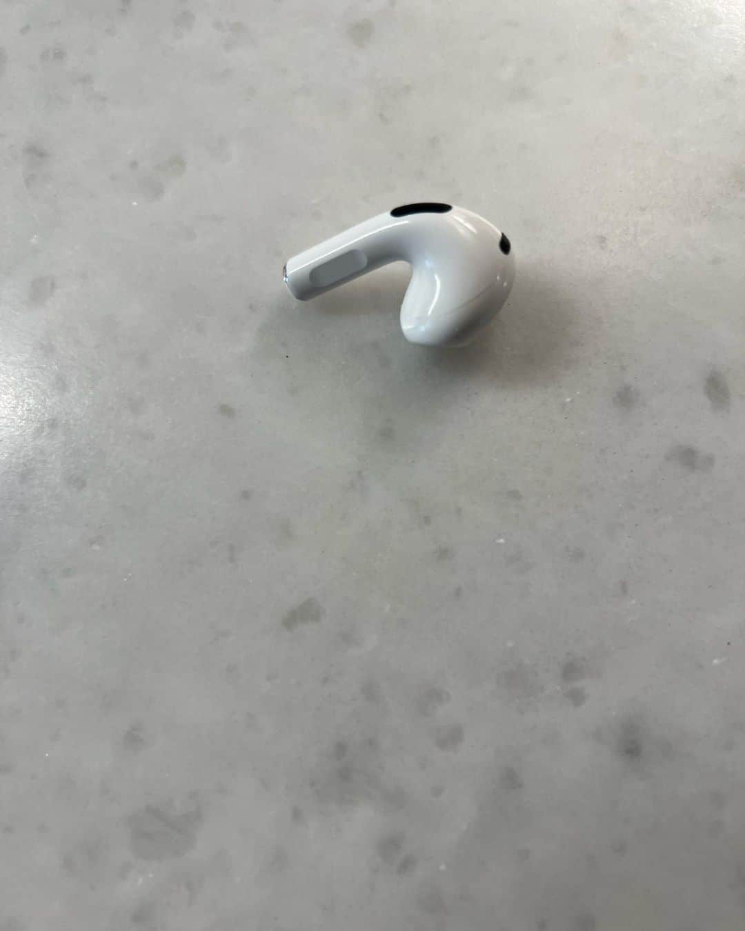 ショーン・ヘイズのインスタグラム：「I lost a bud today.  I’m doing okay but my left ear is pretty sad.」