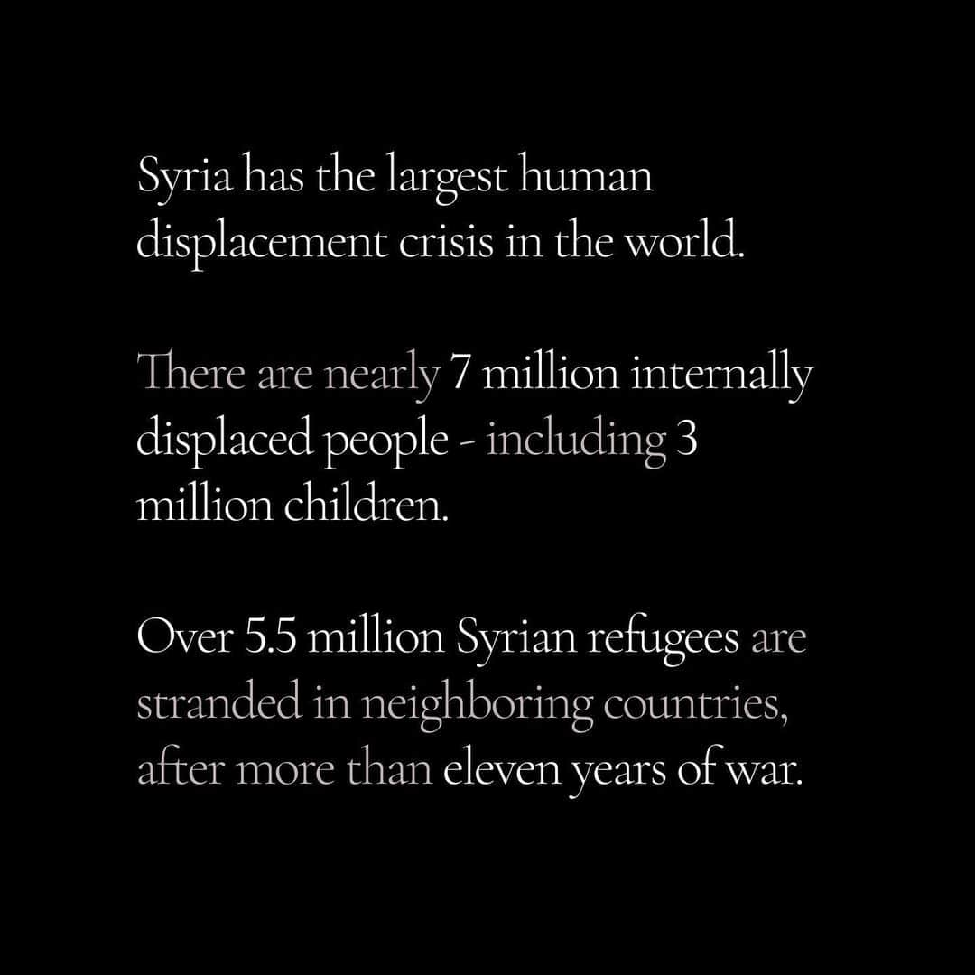 アンジェリーナ・ジョリーさんのインスタグラム写真 - (アンジェリーナ・ジョリーInstagram)「I’ve had the privilege of meeting refugees around the world for decades. I’m angry about the lessening in aid and compassion towards them. But I am always moved and inspired by their strength and warmth. They are the best of us, face to face with the worst of us.  #Syria #refugees  Photography by @omar.imam.4」5月19日 4時50分 - angelinajolie