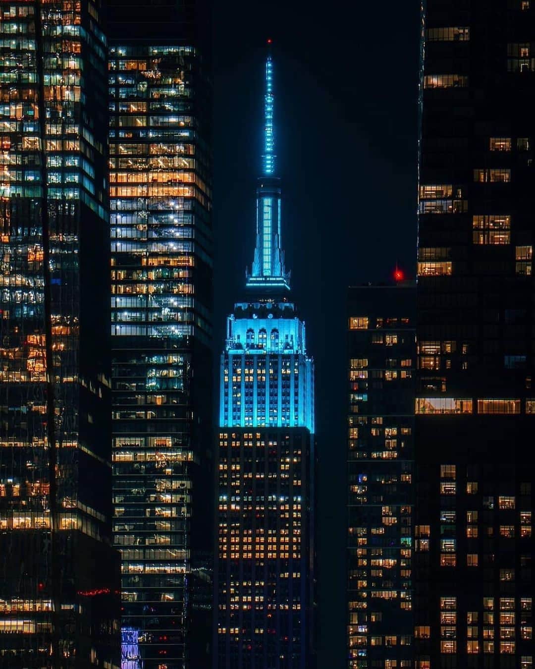 Empire State Buildingのインスタグラム：「Turning teal tonight for Food Allergy Awareness Week!   📷: @ljmphotoz/IG」