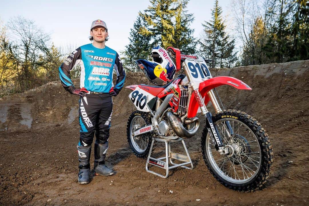 Racer X Onlineのインスタグラム：「In his @redbull athlete debut, Carson Brown takes these three 2-strokes for a rip 🔥 #NewDeal #redbull」