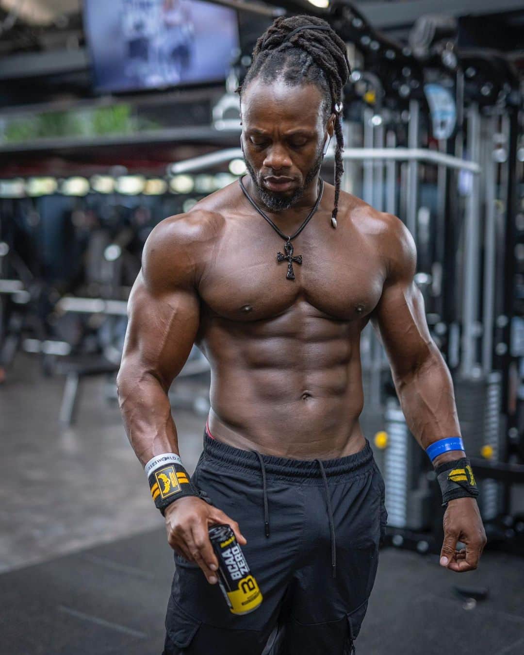 Ulissesworldさんのインスタグラム写真 - (UlissesworldInstagram)「Are you feeling that fatigue kick in a bit too early into your session?   The BCAA Zero Amino Energy Drink from @biotechusa will come in handy, it boosts you without any preservatives or sugar. Every drop was tuned up to perform; besides caffeine & taurine, as well as niacin and vitamins B5 and B6, contributing to helping fade that fatigue away- it also includes BCAA. So not only is it giving you a boost when you're getting tired, it also supplies your muscles with essential amino acids. Drink up and finish strong 🔥!  #ulissesworld #biotechusa」5月19日 4時53分 - ulissesworld