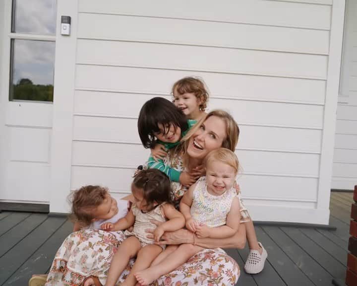 コリー・ロバートソンのインスタグラム：「I love these tiny humans so much 🥰🥰🥰🥰🥰  (Missing from this video is me passing out the 2 m&m’s a piece that we bribed them with to take a picture 😂)」