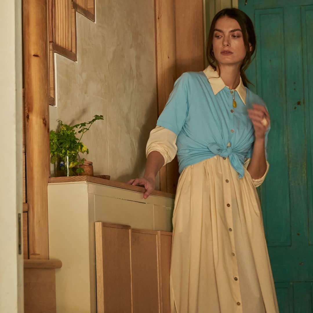 デミリーのインスタグラム：「Quiet neutrals in balance with bold color, embodying spring's transition.」