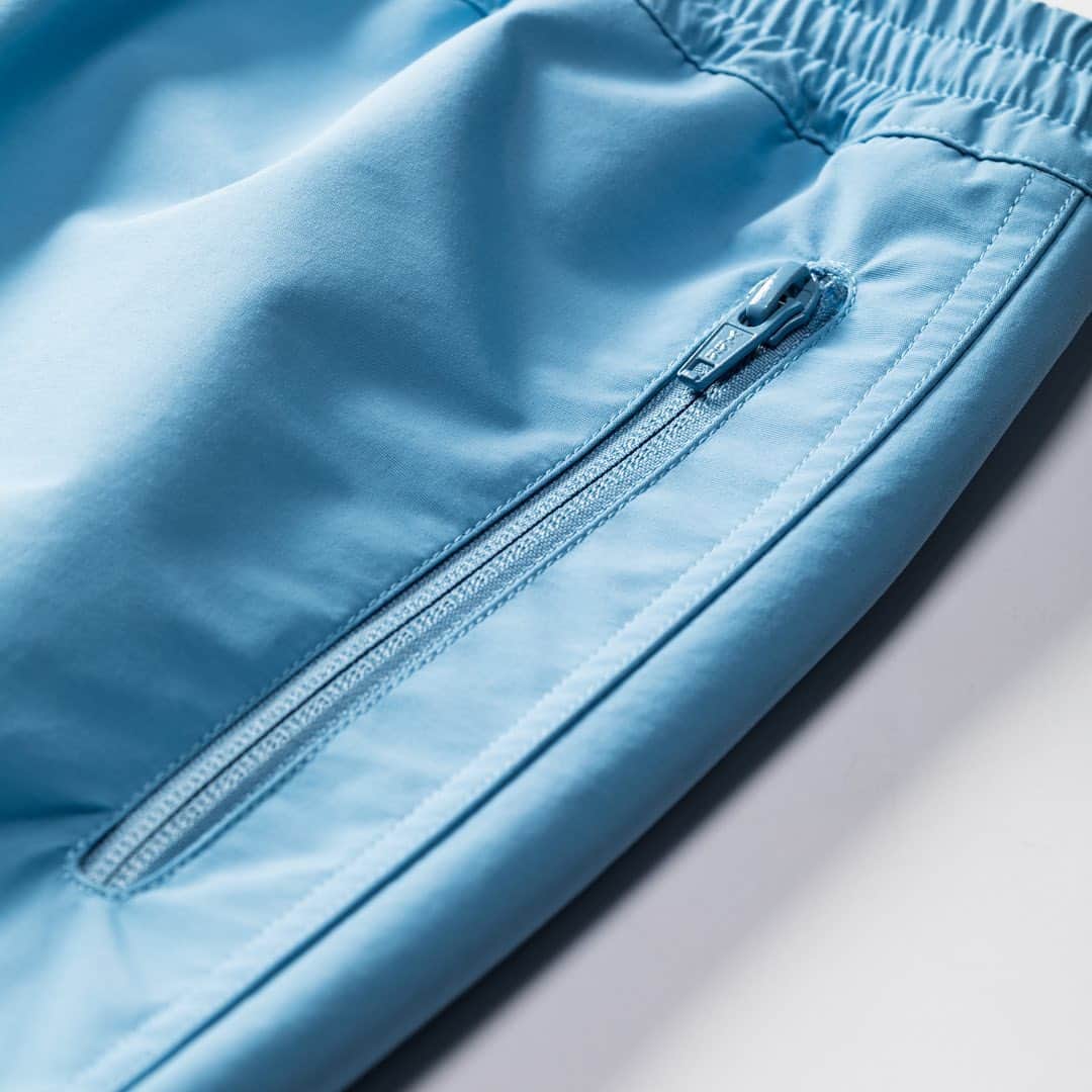UNDFTDさんのインスタグラム写真 - (UNDFTDInstagram)「A detailed look into UNDEFEATED SUMMER 23  The Icon Tech Short is built from 100% nylon poplin and includes a mesh lining, zip pockets, adjustable drawcord at the waist and a flag label – available in Dark Grey and Sky Blue.   Available Friday, 5/19 exclusively at all UNDEFEATED Chapter Stores and Undefeated.com」5月19日 5時07分 - undefeatedinc