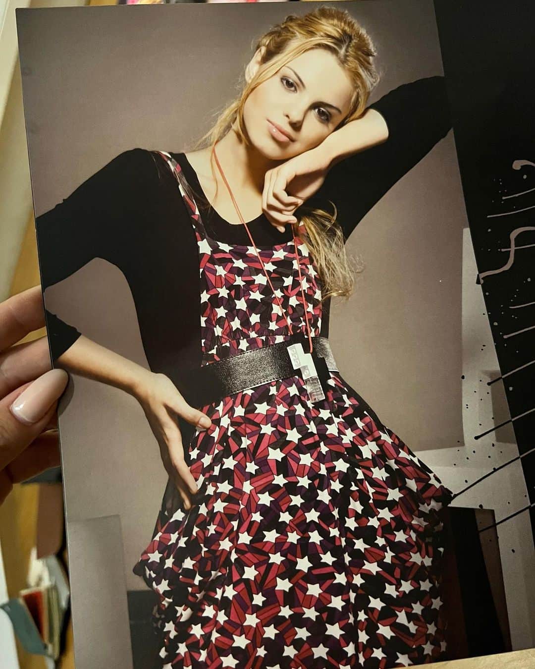 ステファニー・ブリットのインスタグラム：「#tbt da minha carreira de modelo… 😂 Na mudança achei alguns catálogos que fiz mais nova!!! Mamis dona @sanksbrito mto organizada, como sempre, guardou tudo bonitinho e agora fui arrumar na minha casa!!! ❤️」