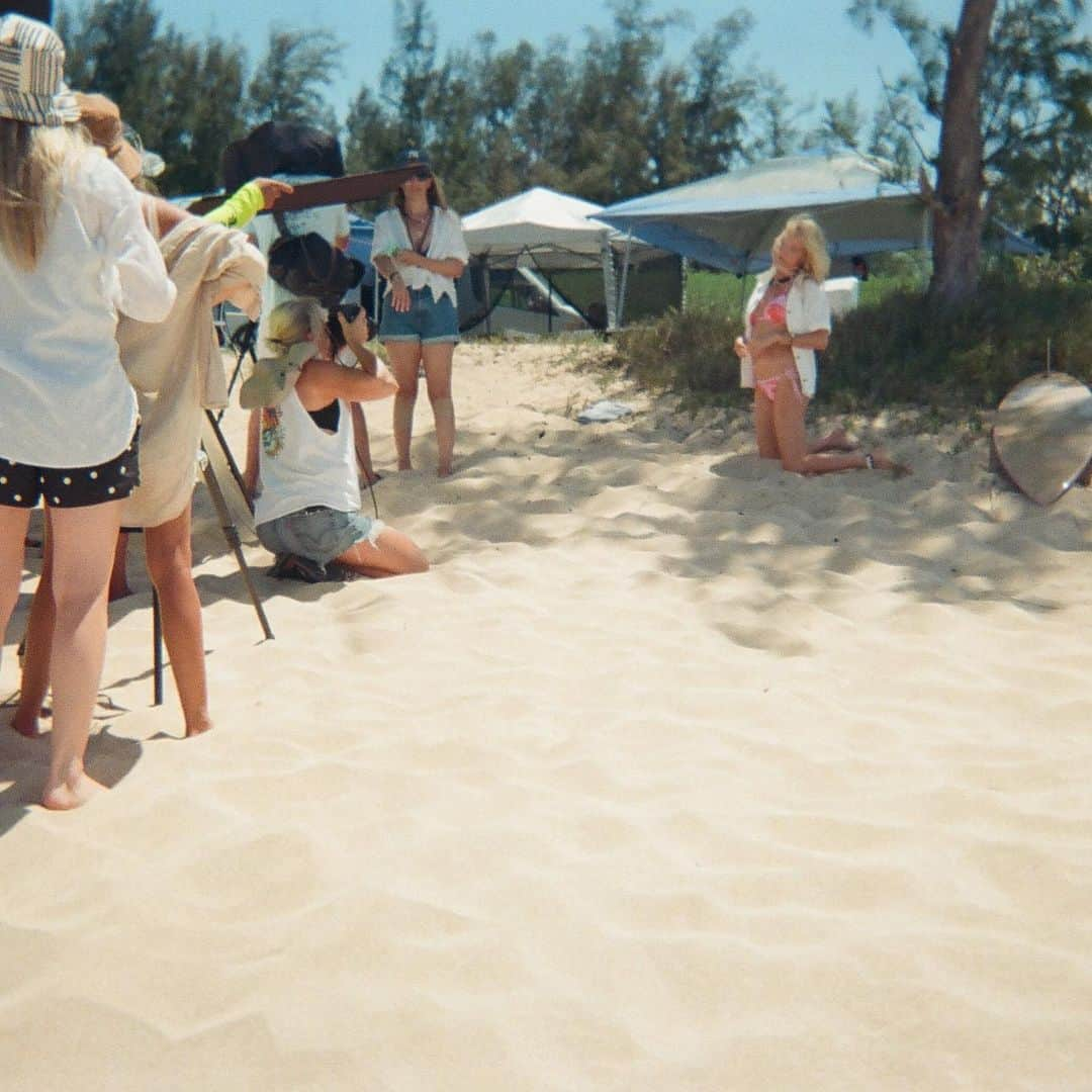 ケイト・ボスワースさんのインスタグラム写真 - (ケイト・ボスワースInstagram)「#bts on our @roxy campaign shoot 🏄🏼‍♀️ some of the best days of my life. 🫶🏻」5月19日 5時10分 - katebosworth