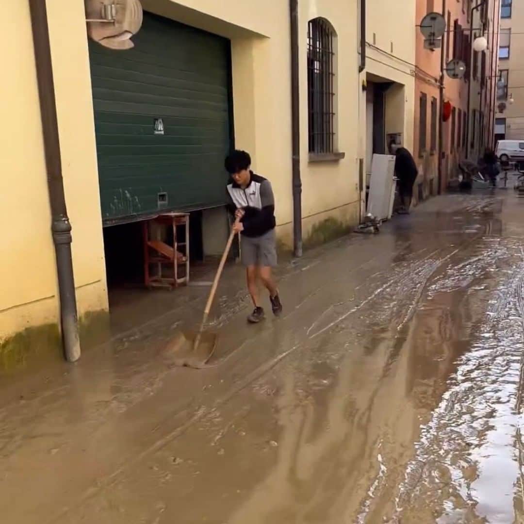 F1さんのインスタグラム写真 - (F1Instagram)「Yuki Tsunoda and his AlphaTauri team mates have been helping with the clean-up in Faenza ❤️」5月19日 5時20分 - f1
