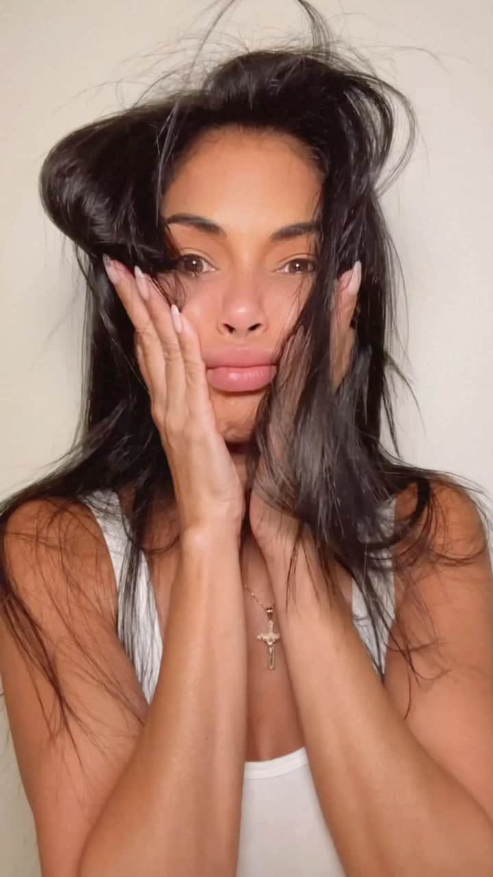 ニコール・シャージンガーのインスタグラム：「Glam metamorphosis ✨💋 and a look inside my brain when I’m sitting on the makeup chair 🤣」