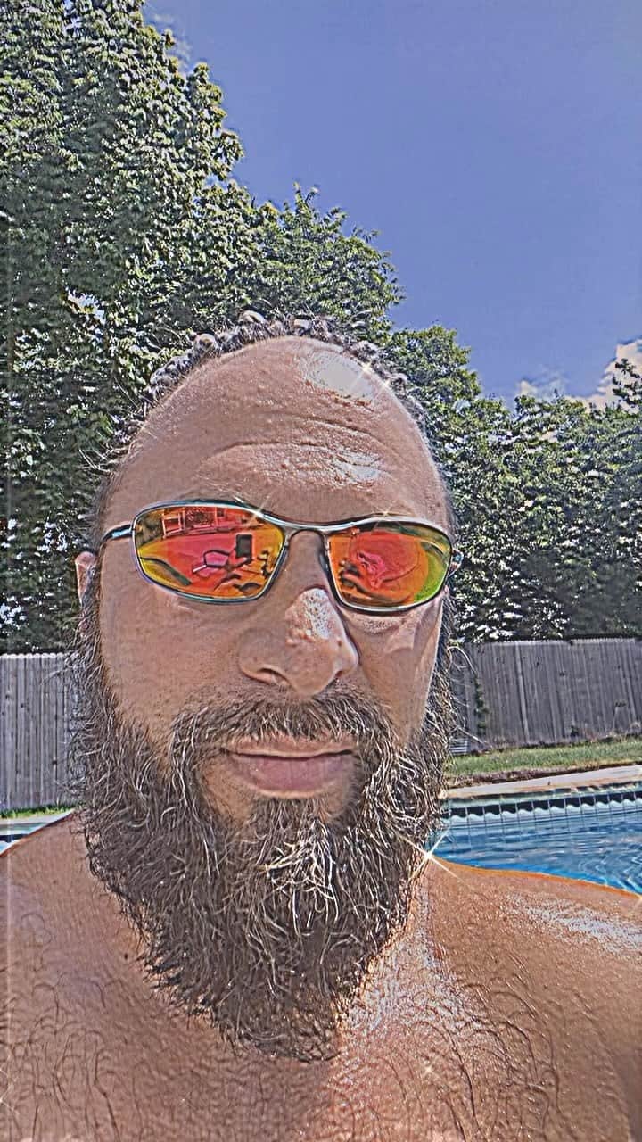 ランス・アーチャーのインスタグラム：「Sunny days an good vibes! #pool #beer #sun and #fun」