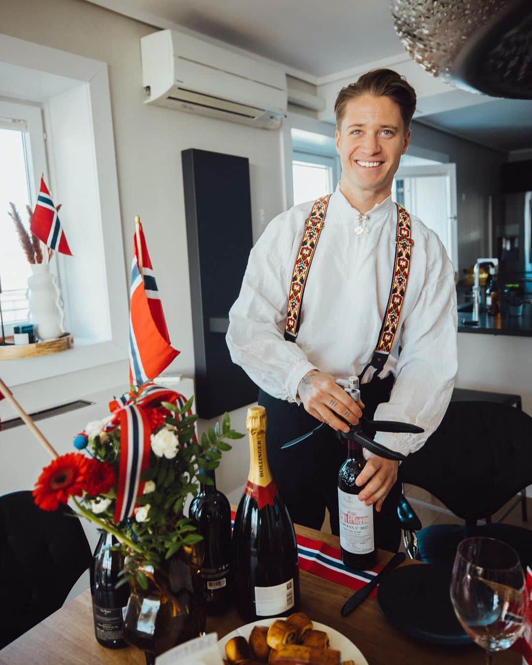 KYGOさんのインスタグラム写真 - (KYGOInstagram)「Favorite day of the year🇳🇴😍」5月19日 5時28分 - kygomusic