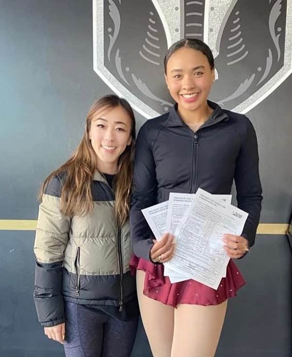 のインスタグラム：「Congratulations on passing the test!!! 生徒がテストに合格、一安心👍🏻 #novicetest  #figureskating」