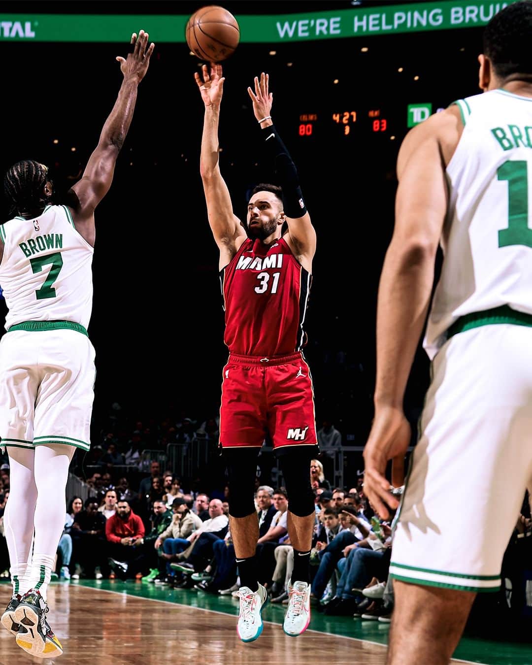 Miami HEATさんのインスタグラム写真 - (Miami HEATInstagram)「46 points in Q3? The highest-scoring quarter in franchise postseason history 📈  Max led the way with 13 points in the frame.」5月19日 5時31分 - miamiheat