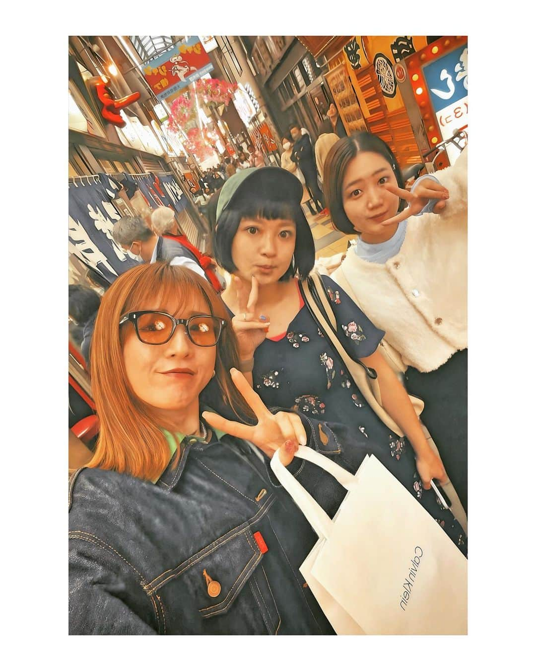 辻井美香さんのインスタグラム写真 - (辻井美香Instagram)「📍 Shinsekai 新世界 （Osaka, Japan/ Osaka）  ▪️▪️▪️▪️▪️▪️▪️▪️▪️▪️▪️▪️▪️▪️▪️▪️▪️  今でも忘れられない。 ２０代の頃、新世界で酔っ払いのおっちゃんに、「どけ、ぶっさ。」と言われたこと😂そんなローカル感あるおっちゃんはもういなくなってた... ちょっと悲しい😕  みゆてぃ @s.miyutyyy とスズキ　@shiho_suzu_  とレトロなフィルターで遊んで楽しかった📷  日本帰った時、みんなまた遊んでくれるかな？🫶  最後の写真の串カツ、美味しかった🫰新世界おやじの串や　本店。  Usually, I take pictures in a way people won't appear in them. I can't tell exactly my feeling, but the people's background around Tsutenkaku Tower adds the retro vibes of Shinsekai to my pictures.  Shinsekai is famous for Kushikatsu in Osaka. Kushikatsu, deep-fried skewers, is one of Osaka's local foods. Okonomiyaki and Takoyaki are also famous as Kushikatsu!   ▪️▪️▪️▪️▪️▪️▪️▪️▪️▪️▪️▪️▪️▪️▪️▪️▪️  📍 Shinsekai  〠 2 Chome−5−1 ニューマルコ, Ebisuhigashi, Naniwa Ward, Osaka, Japan  556-0002  💻　shinsekai.jp  📍 Oyajino kushiya honten   〠　2 Chome-4-14 Ebisuhigashi, Naniwa Ward, Osaka, 556-0002, Japan  💻 kushiya.com  🔳🔲🔳🔲🔳🔲🔳🔲🔳🔲🔳🔲🔳🔲🔳🔲🔳  その他の投稿はこちらからチェックしてください♡ Los Angelesに住み始めて3年目。 只今、日本に一時帰国した時に撮り溜めた写真を更新中！ → @tsujii_yoshika   🔳🔲🔳🔲🔳🔲🔳🔲🔳🔲🔳🔲🔳🔲🔳🔲🔳  #通天閣 #tsutenkaku #tsutenkakutower #大阪観光 #大阪観光スポット  #osaka #osakajapan #osakatrip #旅すたぐらむ #天王寺 #女子旅 #新世界 #遊び場 #nipponpic #ig_japan #traveler #旅ジョ #tabijyo #新世界グルメ #おやじの串や」5月19日 5時34分 - tsujii_yoshika