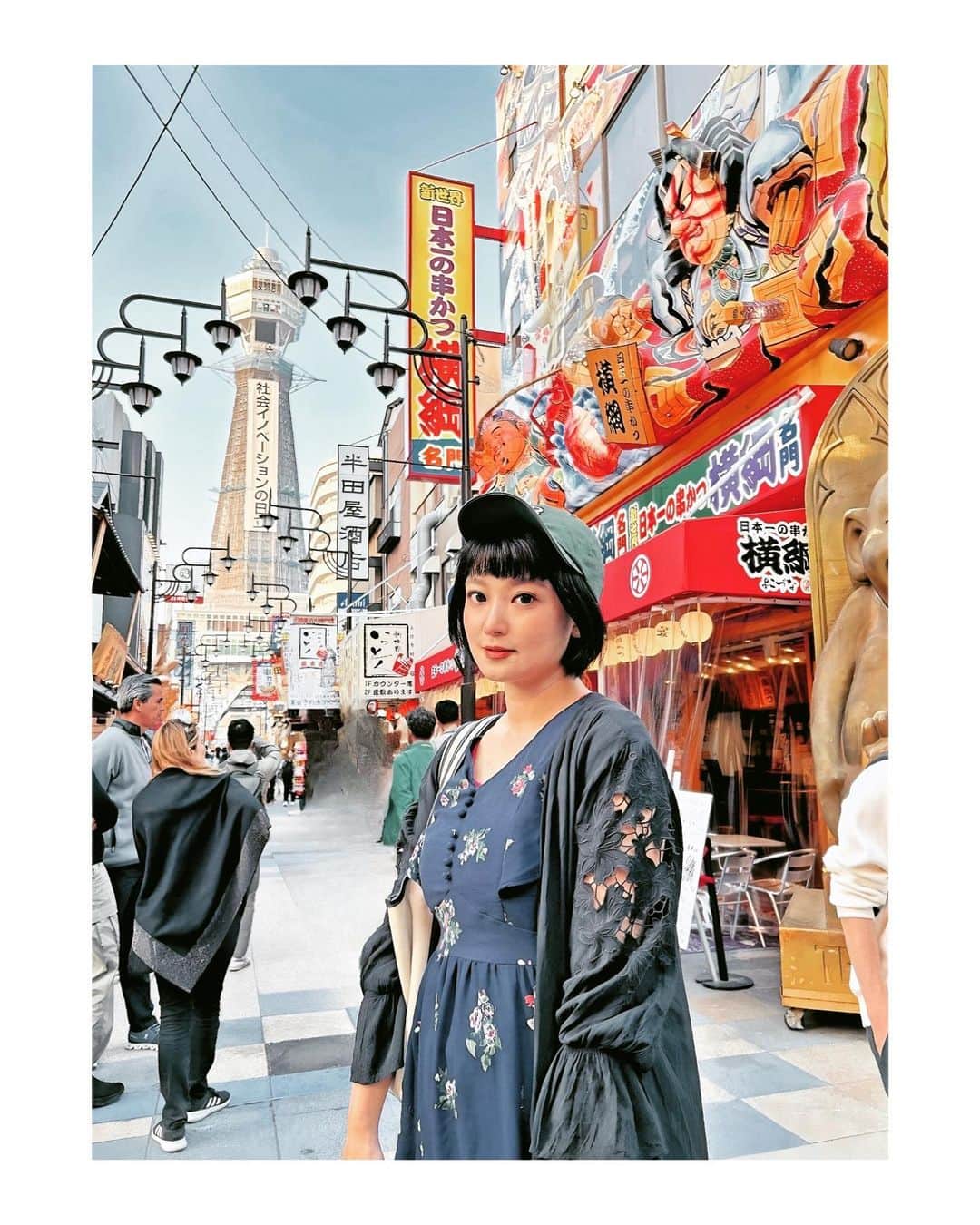 辻井美香さんのインスタグラム写真 - (辻井美香Instagram)「📍 Shinsekai 新世界 （Osaka, Japan/ Osaka）  ▪️▪️▪️▪️▪️▪️▪️▪️▪️▪️▪️▪️▪️▪️▪️▪️▪️  今でも忘れられない。 ２０代の頃、新世界で酔っ払いのおっちゃんに、「どけ、ぶっさ。」と言われたこと😂そんなローカル感あるおっちゃんはもういなくなってた... ちょっと悲しい😕  みゆてぃ @s.miyutyyy とスズキ　@shiho_suzu_  とレトロなフィルターで遊んで楽しかった📷  日本帰った時、みんなまた遊んでくれるかな？🫶  最後の写真の串カツ、美味しかった🫰新世界おやじの串や　本店。  Usually, I take pictures in a way people won't appear in them. I can't tell exactly my feeling, but the people's background around Tsutenkaku Tower adds the retro vibes of Shinsekai to my pictures.  Shinsekai is famous for Kushikatsu in Osaka. Kushikatsu, deep-fried skewers, is one of Osaka's local foods. Okonomiyaki and Takoyaki are also famous as Kushikatsu!   ▪️▪️▪️▪️▪️▪️▪️▪️▪️▪️▪️▪️▪️▪️▪️▪️▪️  📍 Shinsekai  〠 2 Chome−5−1 ニューマルコ, Ebisuhigashi, Naniwa Ward, Osaka, Japan  556-0002  💻　shinsekai.jp  📍 Oyajino kushiya honten   〠　2 Chome-4-14 Ebisuhigashi, Naniwa Ward, Osaka, 556-0002, Japan  💻 kushiya.com  🔳🔲🔳🔲🔳🔲🔳🔲🔳🔲🔳🔲🔳🔲🔳🔲🔳  その他の投稿はこちらからチェックしてください♡ Los Angelesに住み始めて3年目。 只今、日本に一時帰国した時に撮り溜めた写真を更新中！ → @tsujii_yoshika   🔳🔲🔳🔲🔳🔲🔳🔲🔳🔲🔳🔲🔳🔲🔳🔲🔳  #通天閣 #tsutenkaku #tsutenkakutower #大阪観光 #大阪観光スポット  #osaka #osakajapan #osakatrip #旅すたぐらむ #天王寺 #女子旅 #新世界 #遊び場 #nipponpic #ig_japan #traveler #旅ジョ #tabijyo #新世界グルメ #おやじの串や」5月19日 5時34分 - tsujii_yoshika