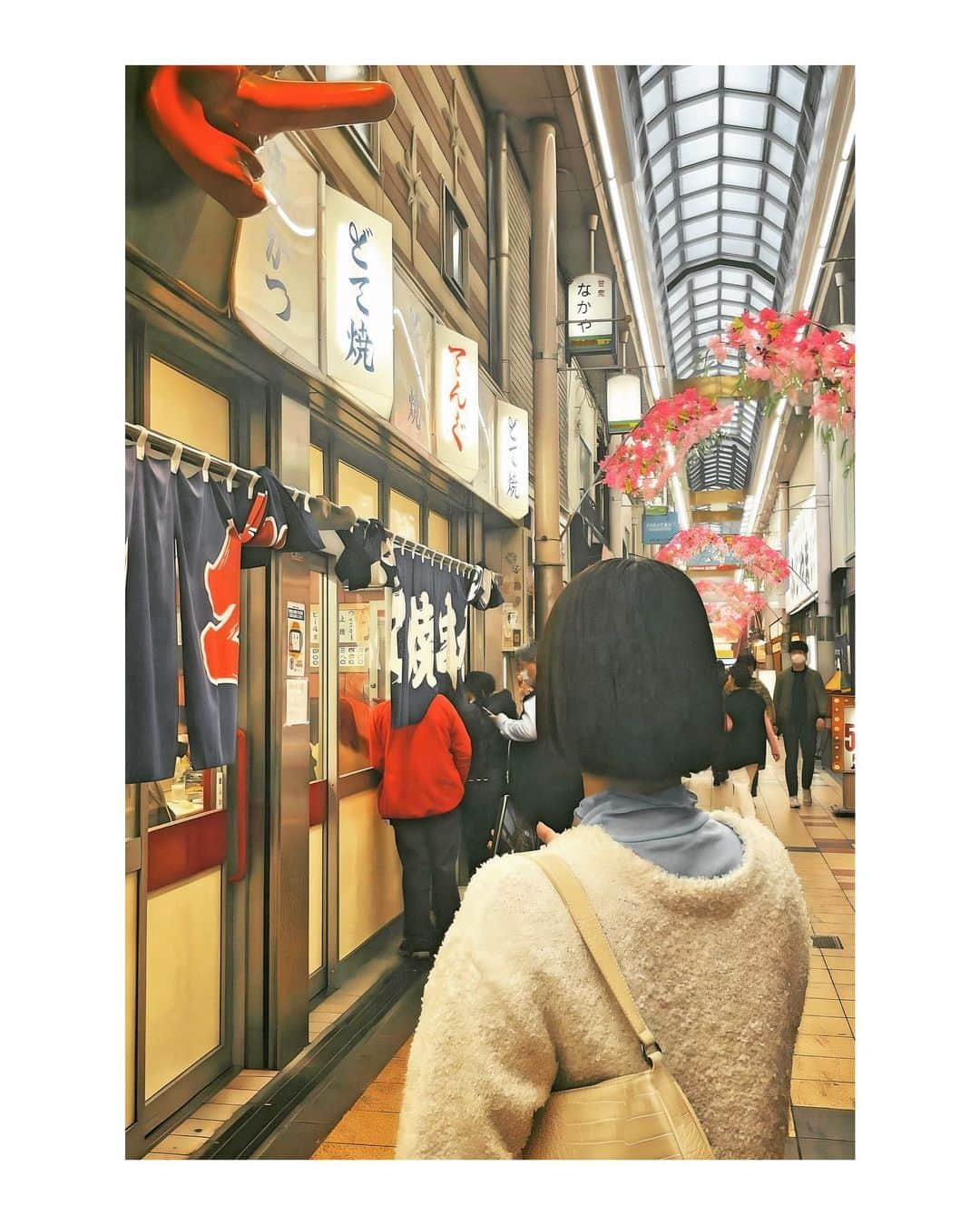 辻井美香さんのインスタグラム写真 - (辻井美香Instagram)「📍 Shinsekai 新世界 （Osaka, Japan/ Osaka）  ▪️▪️▪️▪️▪️▪️▪️▪️▪️▪️▪️▪️▪️▪️▪️▪️▪️  今でも忘れられない。 ２０代の頃、新世界で酔っ払いのおっちゃんに、「どけ、ぶっさ。」と言われたこと😂そんなローカル感あるおっちゃんはもういなくなってた... ちょっと悲しい😕  みゆてぃ @s.miyutyyy とスズキ　@shiho_suzu_  とレトロなフィルターで遊んで楽しかった📷  日本帰った時、みんなまた遊んでくれるかな？🫶  最後の写真の串カツ、美味しかった🫰新世界おやじの串や　本店。  Usually, I take pictures in a way people won't appear in them. I can't tell exactly my feeling, but the people's background around Tsutenkaku Tower adds the retro vibes of Shinsekai to my pictures.  Shinsekai is famous for Kushikatsu in Osaka. Kushikatsu, deep-fried skewers, is one of Osaka's local foods. Okonomiyaki and Takoyaki are also famous as Kushikatsu!   ▪️▪️▪️▪️▪️▪️▪️▪️▪️▪️▪️▪️▪️▪️▪️▪️▪️  📍 Shinsekai  〠 2 Chome−5−1 ニューマルコ, Ebisuhigashi, Naniwa Ward, Osaka, Japan  556-0002  💻　shinsekai.jp  📍 Oyajino kushiya honten   〠　2 Chome-4-14 Ebisuhigashi, Naniwa Ward, Osaka, 556-0002, Japan  💻 kushiya.com  🔳🔲🔳🔲🔳🔲🔳🔲🔳🔲🔳🔲🔳🔲🔳🔲🔳  その他の投稿はこちらからチェックしてください♡ Los Angelesに住み始めて3年目。 只今、日本に一時帰国した時に撮り溜めた写真を更新中！ → @tsujii_yoshika   🔳🔲🔳🔲🔳🔲🔳🔲🔳🔲🔳🔲🔳🔲🔳🔲🔳  #通天閣 #tsutenkaku #tsutenkakutower #大阪観光 #大阪観光スポット  #osaka #osakajapan #osakatrip #旅すたぐらむ #天王寺 #女子旅 #新世界 #遊び場 #nipponpic #ig_japan #traveler #旅ジョ #tabijyo #新世界グルメ #おやじの串や」5月19日 5時34分 - tsujii_yoshika