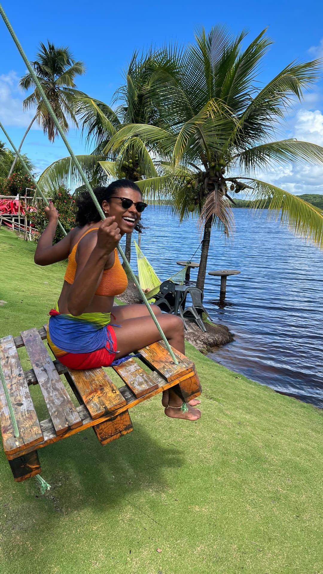 のインスタグラム：「Lembrança dos meus 3.7  celebrados na Bahia com todos os seus encantos e escolhendo aproveitar esse momento da jornada com muita gratidão ✨🙏🏾💜🎉  #tbt #aniversario #bahia」