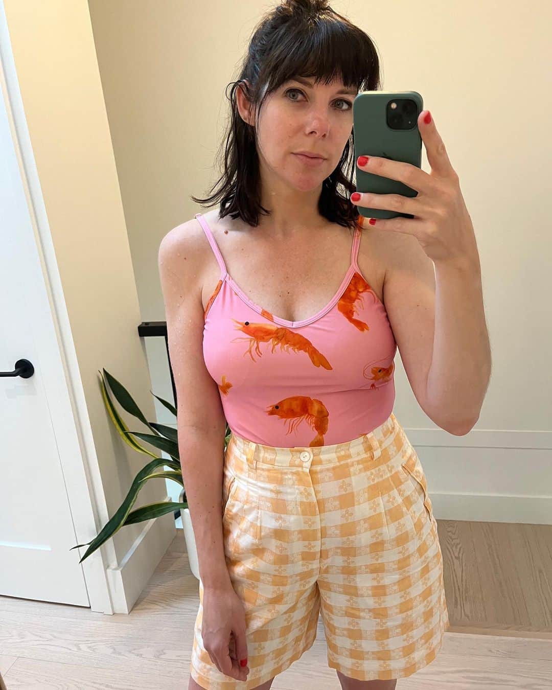 レイチェル アントノフのインスタグラム：「Any bathing suit can become a top if you put shorts on, as demonstrated by Stacy」