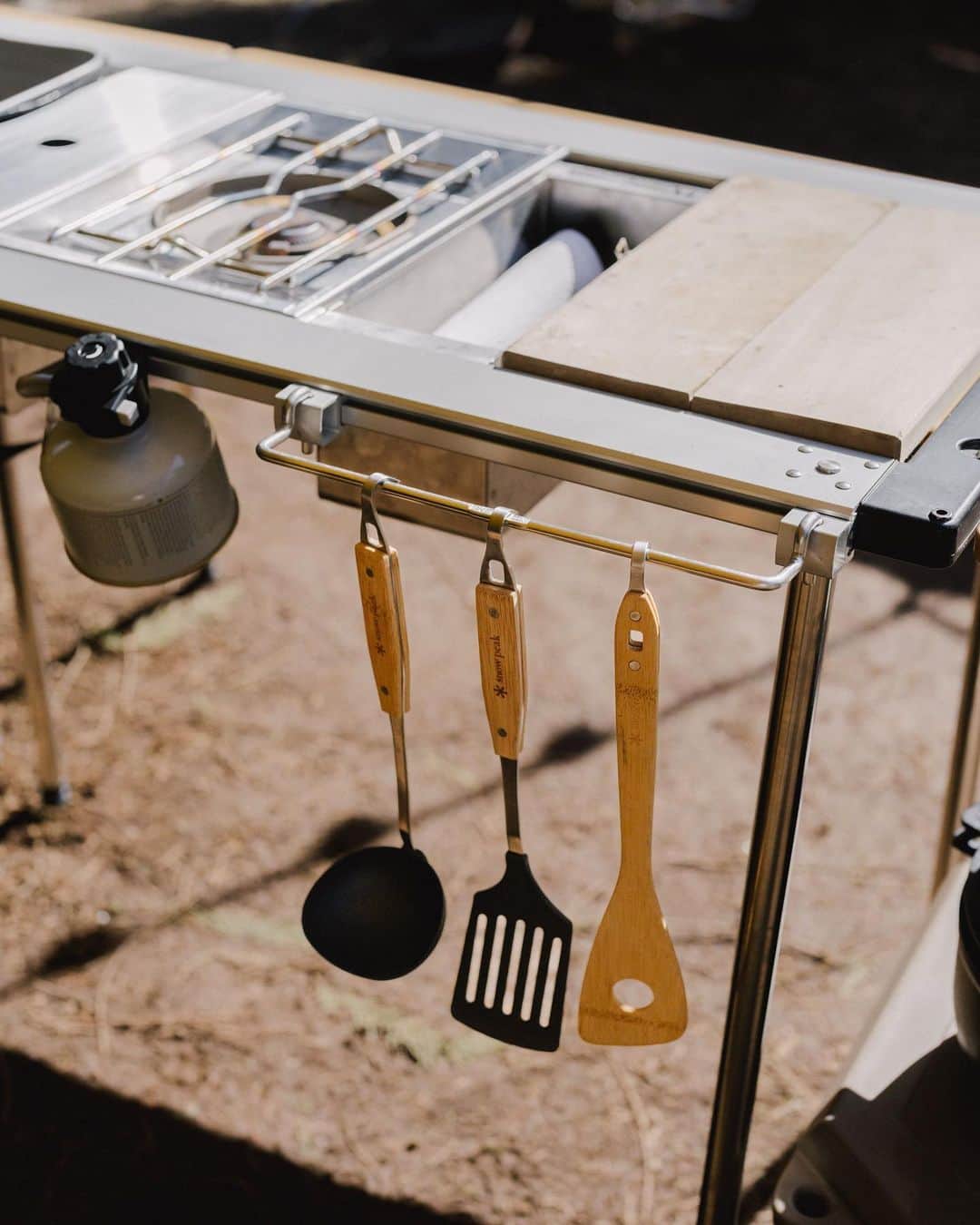Snow Peak USAさんのインスタグラム写真 - (Snow Peak USAInstagram)「A few of our camp chef essentials: a durable apron, efficient knife and utensil set.」5月19日 5時50分 - snowpeakusa
