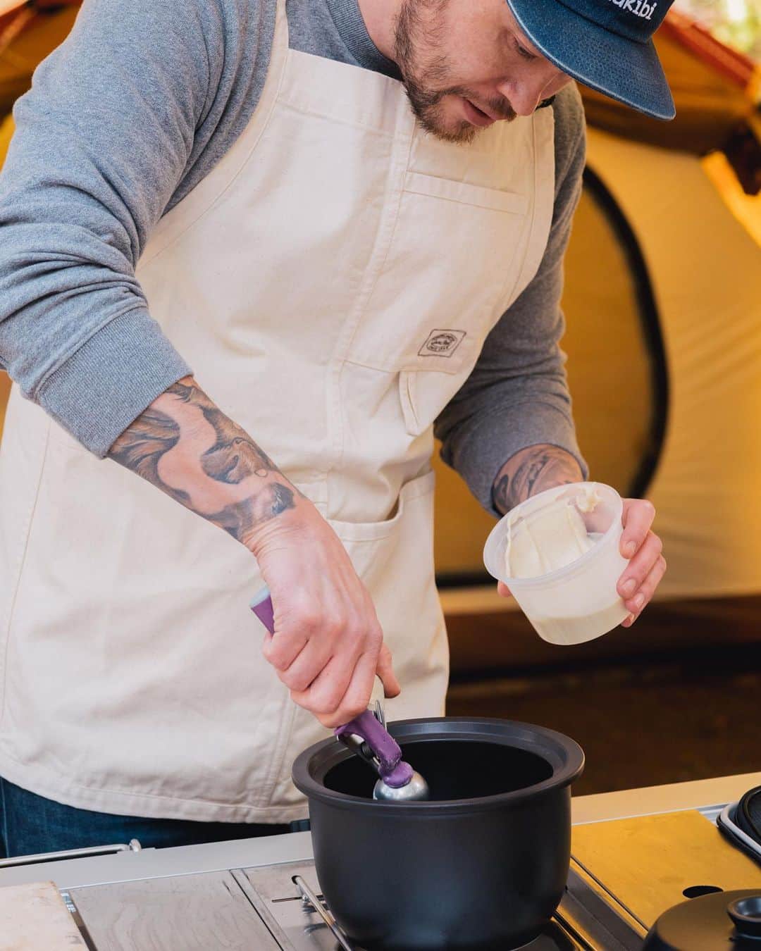 のインスタグラム：「A few of our camp chef essentials: a durable apron, efficient knife and utensil set.」