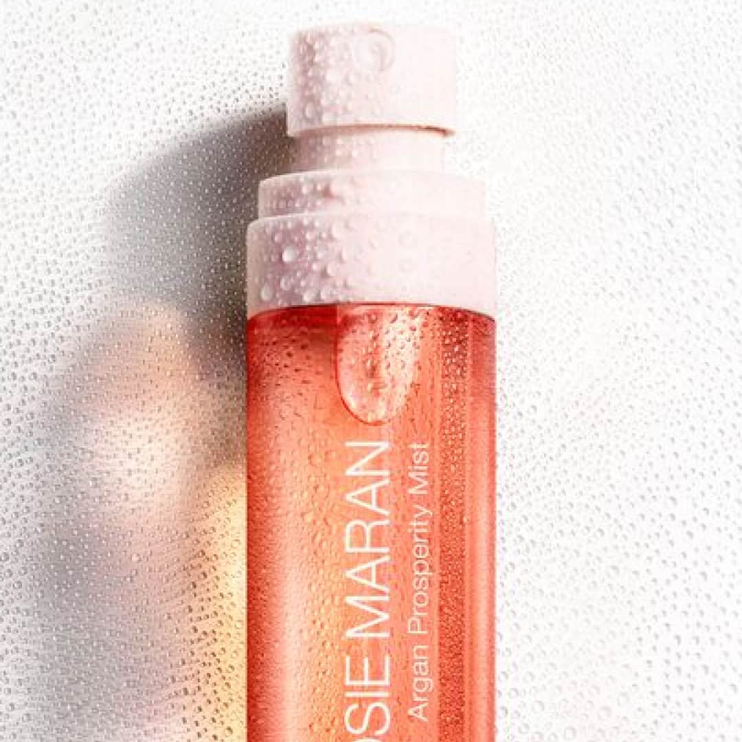 ジョジー・マランのインスタグラム：「When your skin is hydrated, it prospers. ✨ Argan Prosperity Mist is like spritzing your skin with nourishment and abundance—whenever and wherever you need it.」