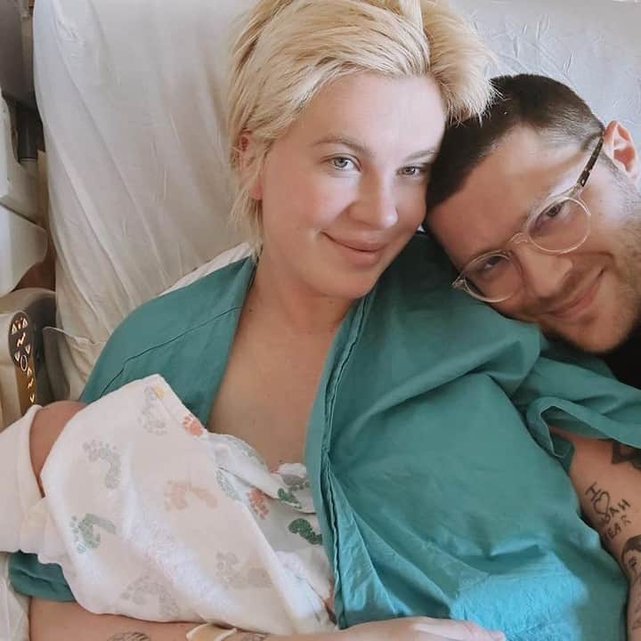 E! Onlineさんのインスタグラム写真 - (E! OnlineInstagram)「Ireland Baldwin's baby girl has landed! 🍼 She reveals her daughter's name at the link in bio. (📷: Instagram)」5月19日 6時01分 - enews