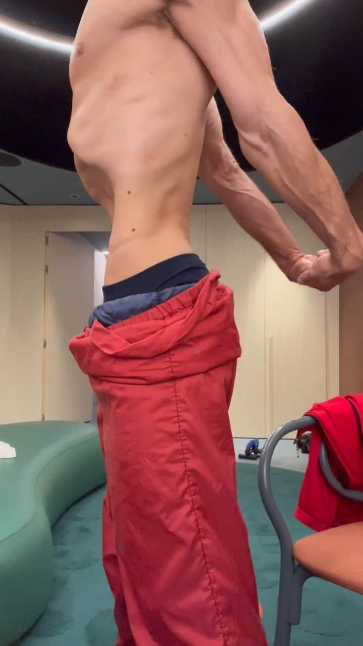 ロベルト・ボッレのインスタグラム：「#Boléro #backstage #backstagesecrets  #dressingroom chi vuole provare? 😄」
