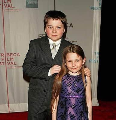 アビゲイル・ブレスリンのインスタグラム：「Happy birthday to my big brother @ohnospenny   ‘Tis a little sisters duty to embarrass her older siblings so here are some of our iconic red carpet fashion moments. LOVE U SPENCY!!!!!」