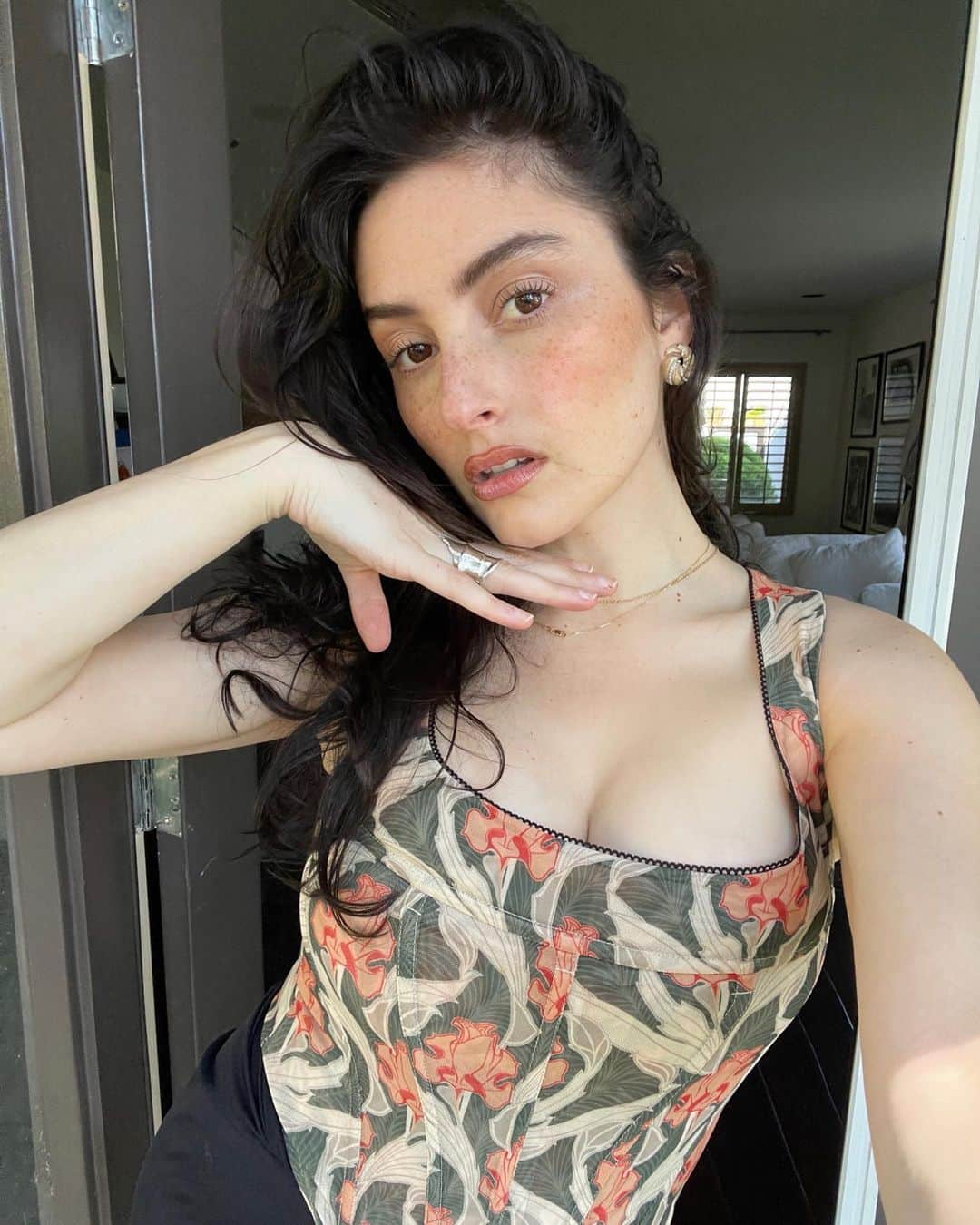 バンクスのインスタグラム：「Why would u point it at me I’m a target for heartache I was born gloomy destined for a refill dissatisfied na na Gimme a minute I know I’ll convince you to love me when I sing.」