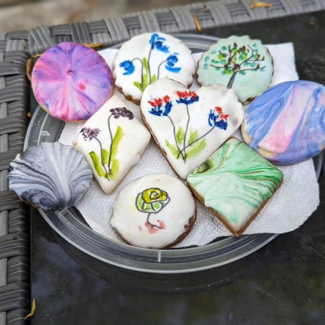 PJクォンのインスタグラム：「Am lucky! A dear friend thought to bake, decorate(!) and mail these cookies to me as a pick me up after a long 5 weeks of Mama in hospital. (She's coming home in a couple of days) Lots to be thankful for :)」