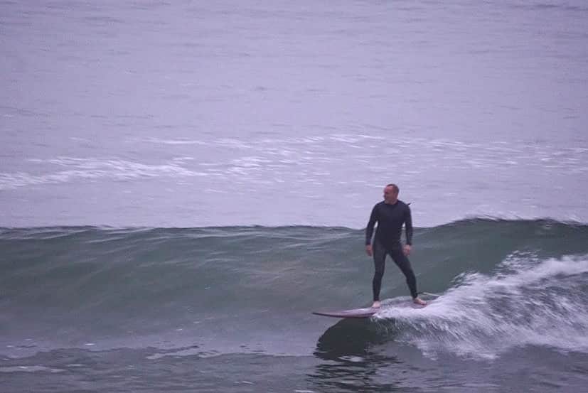 クラーク・グレッグのインスタグラム：「I woke up at sunrise and jumped in the very cold ocean and had some fun to start my day off right. What do you do for your mind/body and your mental health? Happy #mentalhealthactionday #mentalhealthaction 📷 @kefi.surf @aipasurf」