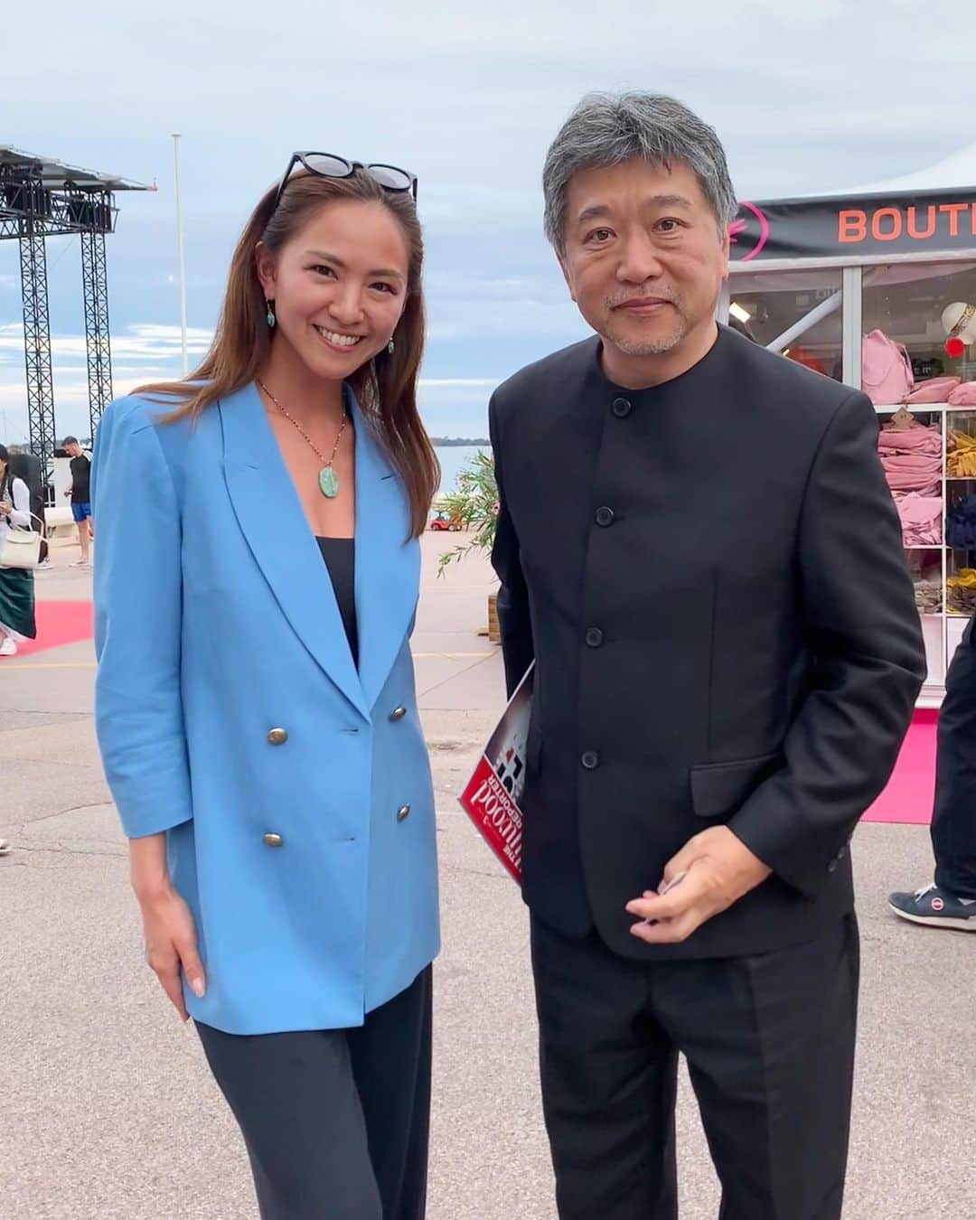 西内ひろのインスタグラム：「📍フランス/Cannes  今日もサプライズが沢山ありました🙏  エズと言う街からカンヌへ戻り お散歩中にバッタリ  是枝監督が突然偶然にも前から現れて、ご挨拶させて頂く事が出来ました✨  コンペティション部門「怪物」出品おめでとう御座います🎉👏  世界に向けても頑張っているお姿をずっと拝見していたので、まさかカンヌでバッタリお会い出来るとは思いもしませんでしたが、光栄でした✨  また更にメイン会場まで行くと タイミング良く、ハリソンフォードさんや、マッツミケルセンさんがレッドカーペットを歩いているところで  カンヌ映画祭よく分からず来たのですが　　　  なんだか凄い夢のような出会いが沢山です。  やっぱり動いた分だけ 面白い人生です。  帰国したら、益々頑張りたいと思います。  #cannes  #是枝裕和」