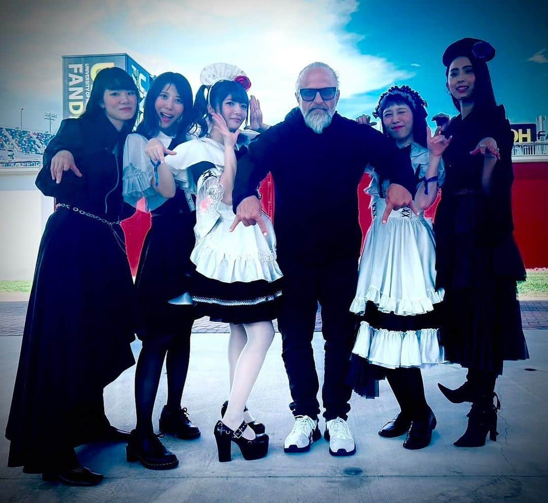 BAND-MAIDさんのインスタグラム写真 - (BAND-MAIDInstagram)「It's raining, enjoy the photos!  Slipknot with BAND-MAID again!!  Thank you, Mr. Shawn "Clown" Crahan!!  @slipknot  #slipknot #bandmaid #welcometorockville」5月19日 6時43分 - bandmaid.jp