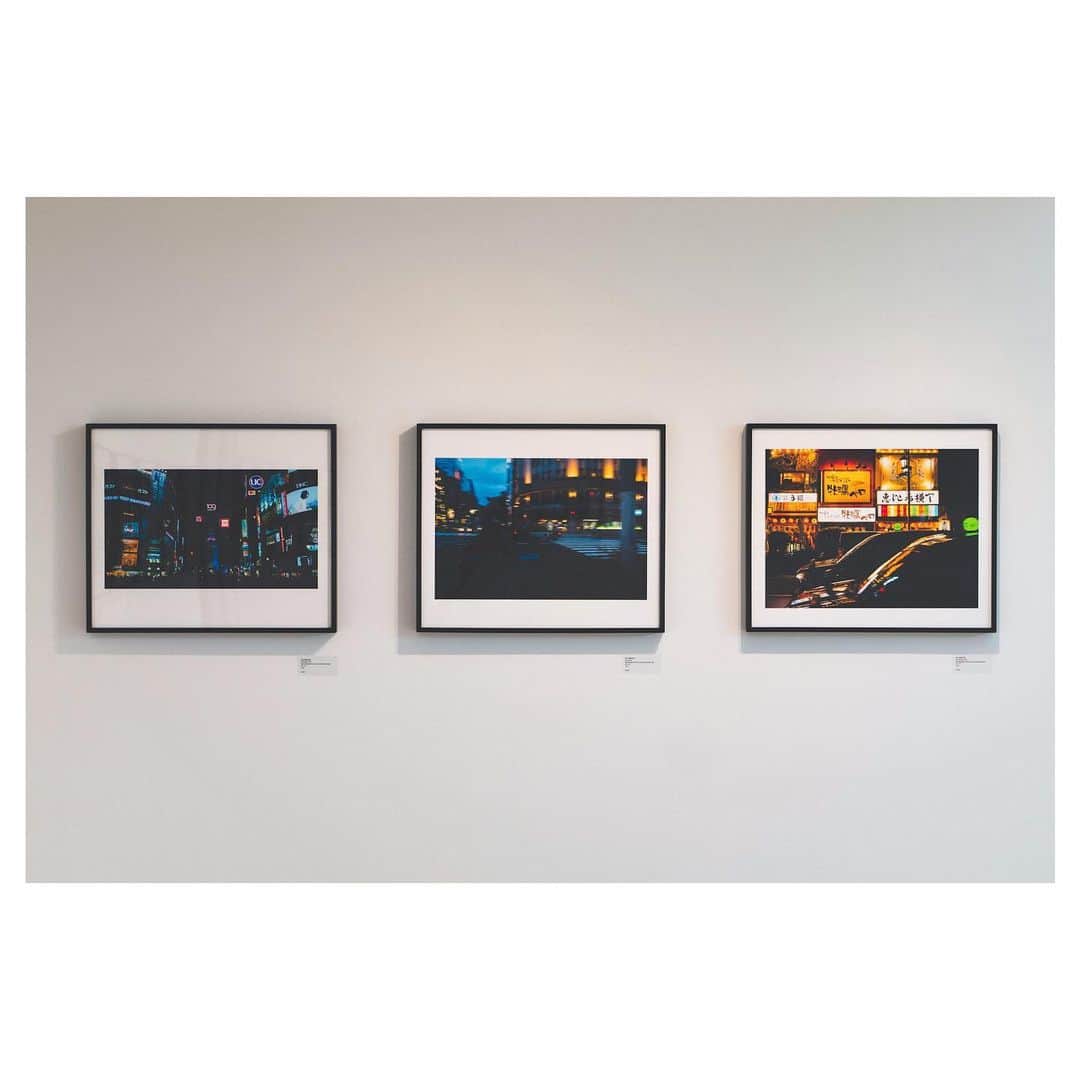 アレックス・シブタニのインスタグラム：「Some selects from “A Japanese American in Japan” — my debut photography exhibition. Now showing at the @leicagalleryla.  From L-R: 80 seconds, 2022 Ginza, 2022 EXT. Yokocho, 2023  Curated by: @paris.chong   ロサンゼルスにお住まいの方は、ぜひギャラリーで私の写真を見てみてください。ギャラリーでは、額装された写真を販売しています！  @leicacamerausa @leica_camera_japan #shotsbyshibs」