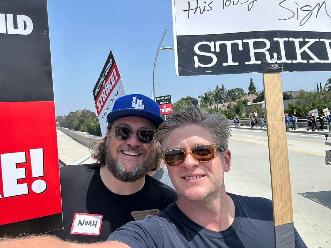 マイケル・グラント・テリーさんのインスタグラム写真 - (マイケル・グラント・テリーInstagram)「In solidarity with WGA & supporting the #WGAstrike with this hunk. @noahharpster and I share a common goal and a couple of grey hairs.   Huge vote for SAG-AFTRA upcoming. Now is the time to take action and impose change. @sagaftra @wgawest #wgastrong #sagaftramember #1u」5月19日 7時04分 - themgt