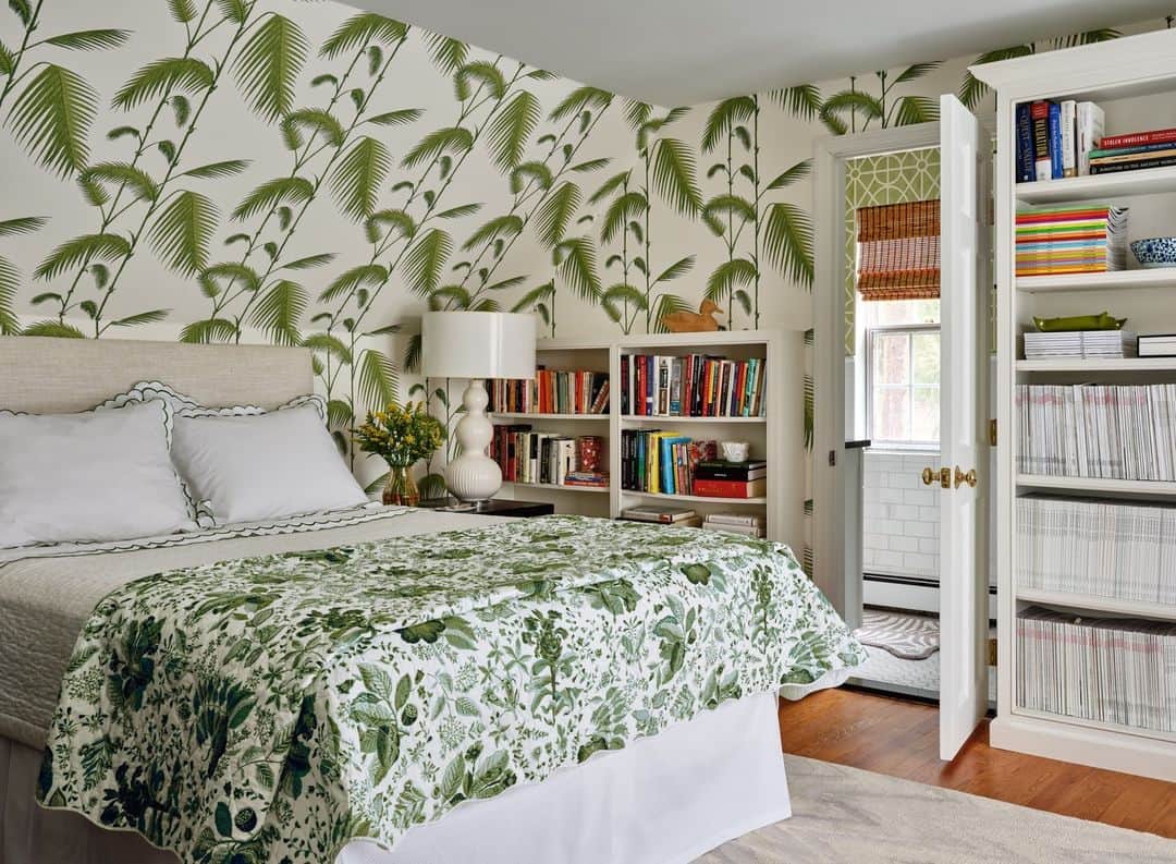 ELLE DECORさんのインスタグラム写真 - (ELLE DECORInstagram)「Want to make an impact on your walls? Choose an eye-catching wallpaper, says ELLE DECOR Style Director Parker Bowie Larson (@parkerbowielarson). The guest bedroom of her Long Island home overlooked the woods in her yard, so she chose a tropical-patterned wallpaper called Palm Leaves by Cole & Son to make it feel even greener. The quilt is by Schumacher for Matouk, the table lamp is by Barbara Cosgrove, and the coordinating wallpaper in the bathroom is Garden Plan by Sanderson.  Want more of this happy family home? Click the link in bio to tour the rest of Parker’s house, as shown exclusively on elledecor.com. Written by @parkerbowielarson. Photographed by @readmckendree.」5月19日 7時01分 - elledecor