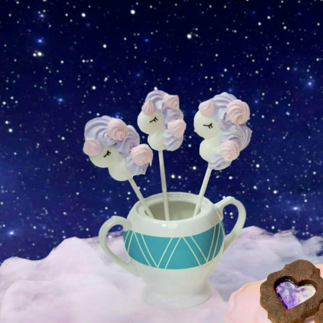 オズモール編集部さんのインスタグラム写真 - (オズモール編集部Instagram)「. 星空をイメージした夏みかんのショートケーキや、星形のチョコレートと銀シュガーで天の川を表現したマンゴーのタルトなど、ロマンチックなメニューがずらり🥰☆彡 . ――――――― デザートビュッフェ「Twinkle Milky Way（トゥインクルミルキーウェイ）」 ▪場所 ヒルトン東京ベイ「lounge O（ラウンジ・オー）」 千葉県浦安市舞浜1-8 ヒルトン東京ベイ ロビー階  ▪料金 大人　4700円　 お子様（4～8歳）1800円　 お子様（9～12歳）2600円  ※料金は税・サービス料込み  ▪期間 2023/6/24（土）～8/27（日）※土・日・祝限定 ――――――― . 詳しくは「OZmall　ヒルトン東京ベイ　トゥインクルミルキーウェイ」で検索してみてくださいね。 デザートビュッフェの情報をもっと見たい人は @ozmall_editors をチェック！ . 写真提供/ヒルトン東京ベイ（@hiltontokyobay ） . #オズモール #ベイサイド駅 #ビュッフェ #東京ビュッフェ #デザートビュッフェ #夏ビュッフェ #ヒルトン東京ベイ」5月19日 7時01分 - ozmall_editors