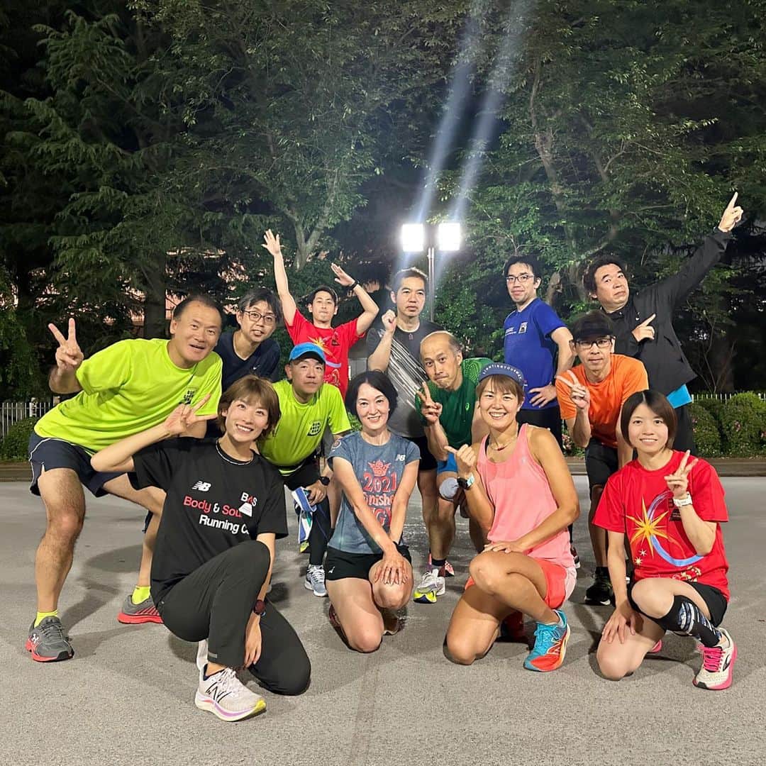 西谷綾子のインスタグラム：「🏃‍♀️🌃 昨夜はBaSRC(バスラック) ストレッチ・筋トレ・動きづくりの後は 300m×8-10本＋1km🏃‍♀️  いろんな気づきや新たな発見があったと思います🥰 ぜひ、日々に活かしてみてください❤️‍🔥  RUNだけでなく また明日も色々がんばろうーと思える場に なれたらいいなぁ♪  初参加の方が2名🫶 新たな出逢いに感謝🥹  次回は5/25(木) 6月は8(木)、22(木)🤗  夜頑張って走ると寝付きにくい時あるよね🥺 また遅くまで仕事した日とか💻✍️  #睡眠改善インストラクター西谷綾子  ワンポイントアドバイス👩‍🏫✍️  【①帰宅したら光を浴びない】 ・浴室の電気を消して脱衣所の明かりで入浴🛀 ・ストレッチは照明を暗くして薄暗い部屋でする  【②耳から上の頭を冷やす】 脳が興奮して眠れない時は 耳から上の頭をアイスノンや氷枕などで冷やす 脳の温度が高いとグルグル考え事をしてしまうし 寝付きにくい🤯 ※耳から下を冷やさないように  【③朝起きる時間を3回つぶやく】 朝の目覚めが良くなる方法だよ！ 例 6時起床なら6時に起きる×3回  ↑私は昨夜3つやった😂👌👌 ぜひ、皆さんも試してみてね🥰  眠る時間が遅くなる日もある！ 翌日、昼寝をしたり その日の夜は5分でも10分、15分でも 早寝を心がけてみてね👍  #運動技能向上は #トレーニングだけでなく睡眠もセットに #睡眠 #快眠 #パフォーマンスアップ #さぁ今日もがんばろう☺︎ #昼寝のポイントもあるからまた書くね」