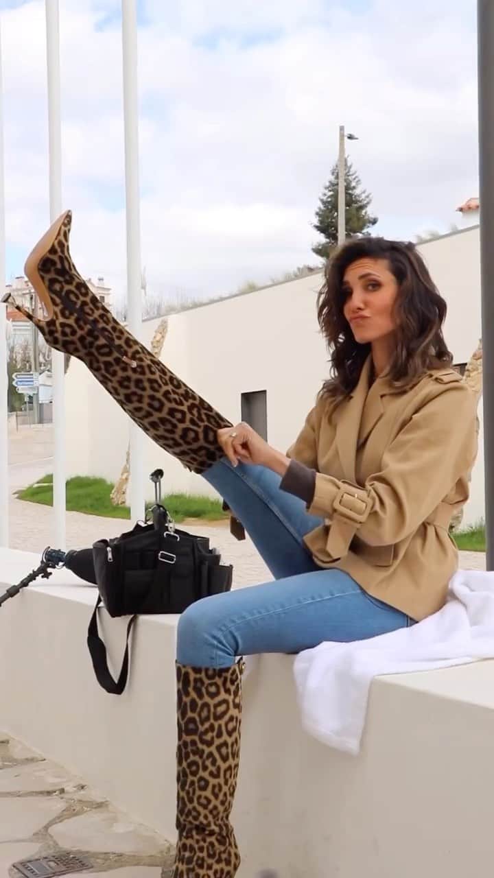 ダニエラ・ルーアのインスタグラム：「Ok! Mais um… One more… @ostraidoressic clip!  Look book 6 🐆  Stylist @filipecarrico_styling  Hair @lancarui  Makeup @patricialimaatelier   Day Look Dia 👖zara 🧥 @bashparis 👢 @luisonofreofficial  Night Look noite  👕 & saia/skirt @boss 🧥 @stivali_lisboa 💎@boutiquedosrelogiosplus  🎥 @alicia_amil」