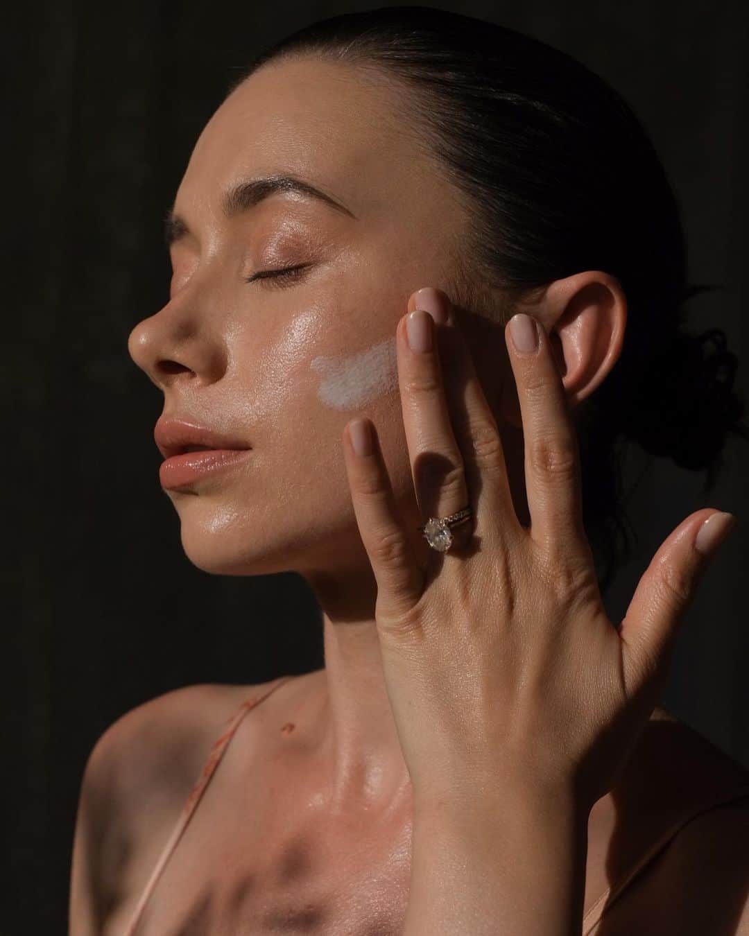 オレーシャ・ルーリンのインスタグラム：「My favorite SPF @josiemaran it’s so good you won’t forget to put it on.」