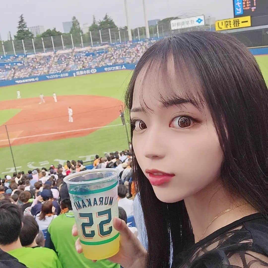 なつみのインスタグラム：「2023/05/18  初野球観戦⚾︎⁡ ⁡⁡野球のことは全く分からなくて、適当に取った席が⁡ ⁡巨人側の応援席でした😥 ⁡ただヤクルトの村上選手を応援している人は、⁡目の前で⁡ ⁡見られるので3塁側のこの辺りの席を選ぶのだそう☺️⁡ ⁡村上選手を目前で何度も見られて、⁡ ⁡球場全体を見渡せるかなりの良席でした⛱️  初めての野球観戦でヤクルトが負けてしまったのは⁡残念⁡ ⁡だったけど、隣のお姉さんが詳しく解説してくれたり⁡ ⁡ヤクルトが逆転されて落ち込んでいたらビール🍺を⁡奢って⁡下さって、たくさん話せて楽しい日になりました ⸜🤍⸝‍ ⁡ ここに載せるために出かける度に写真を、特に自撮り🤳を⁡ ⁡恥を忍んで頑張って撮っているのに、いつも時間が経って⁡ ⁡面倒になって投稿せずに放置しがち🥲⁡ ⁡頑張って更新します( '-' )ゞ  ⁡#ライブ配信#ライバー#八重歯#宅建士#宅建#宅地建物取引士#不動産営業#イギリス留学#バセドウ病#吃音症#過敏性腸症候群#🧢なつみ👻🍊#ファッション誌モデル#着物モデル#写真集#初野球観戦#野球観戦#明治神宮野球場#野球女子#つばめ女子#ヤクルト#巨人#村上宗隆#村神様#ヤクルトスワローズ#プロ野球#gravesdisease#stuttering」