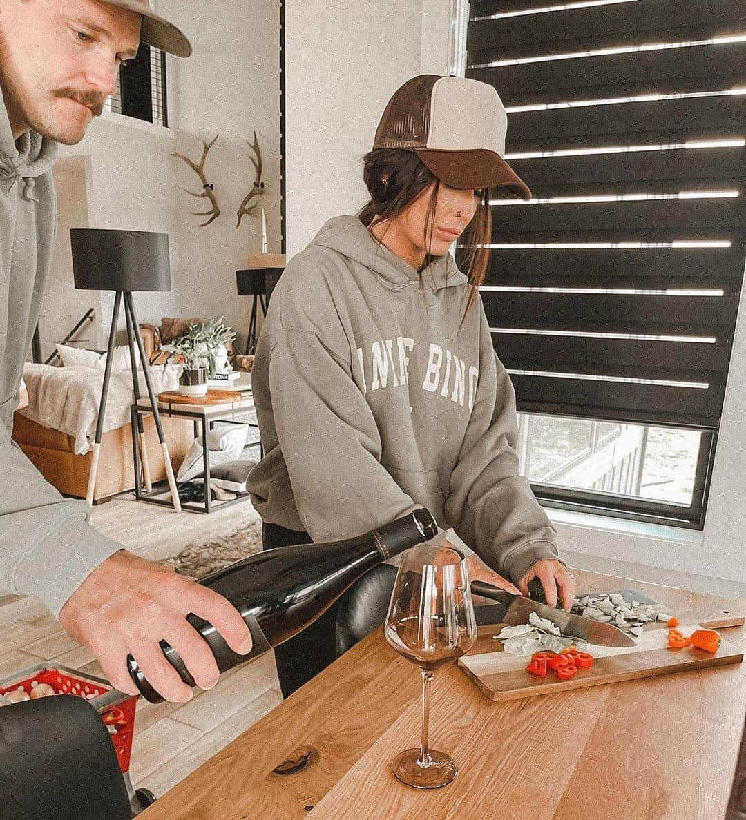 のインスタグラム：「Cole knows the drill…  Fill me up while I prep the food 🍷  The best cutting board in the game from @aubree.says   What’s on the dinner menu for you tonight?! ⬇️」