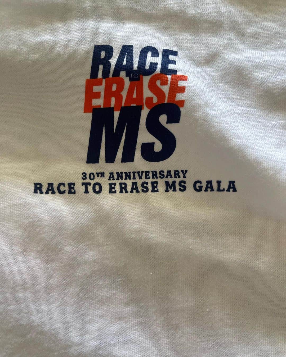 アシュレイ・ベンソンさんのインスタグラム写真 - (アシュレイ・ベンソンInstagram)「Love this T-Shirt for Race To Erase MS this year donated by @cinqasept 100 % of the proceeds benefits Multiple Sclerosis research for @racetoerasems  #erasems.  Race To Erase MS takes place on Friday, June 2 at The Fairmont Century Plaza Hotel . Go to www.erasems.org  www.shoptoerase.org @nancypeaceandlove 💗💗💗」5月19日 7時27分 - ashleybenson