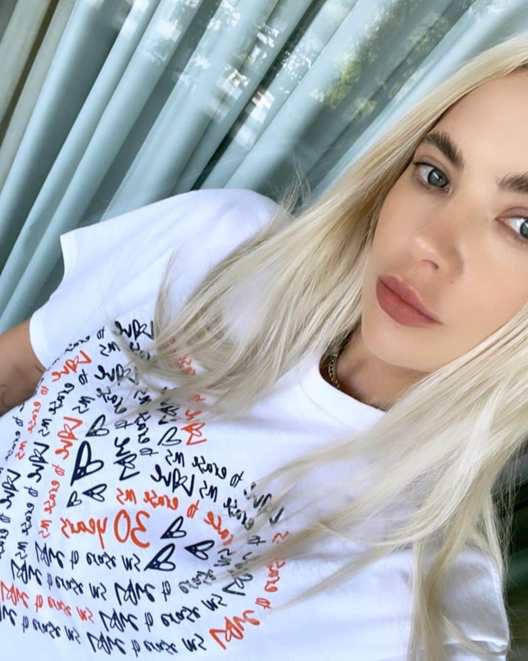 アシュレイ・ベンソンのインスタグラム：「Love this T-Shirt for Race To Erase MS this year donated by @cinqasept 100 % of the proceeds benefits Multiple Sclerosis research for @racetoerasems  #erasems.  Race To Erase MS takes place on Friday, June 2 at The Fairmont Century Plaza Hotel . Go to www.erasems.org  www.shoptoerase.org @nancypeaceandlove 💗💗💗」