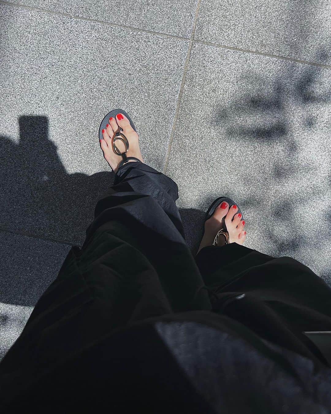 ai.takahashi328さんのインスタグラム写真 - (ai.takahashi328Instagram)「この2日間は真夏みたいな格好をしてたけど、どうやら今日は下がるらしく🤷‍♀️ 気温の差で風邪ひかないように気をつけねばですね🫠  あまりに暑くてビーサンをおろした一昨日🩴 ゴールド使いで洒落感ビーサン✨ ビーサン、合わないのはトング部分が痛くなっちゃうんだけどこちらは靴擦れ無かったの、嬉しいわぁ🥹  @ipanema.japan   #今年の靴 #ビーサン#pr#ipanema #イパネマ#足元コーデ#パーソナルスタイリスト」5月19日 7時38分 - ai.takahashi328