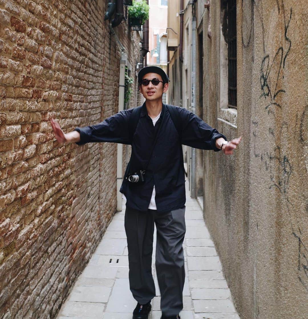 高山都さんのインスタグラム写真 - (高山都Instagram)「ミラノからベネツィアに来ました。 迷路みたいな街を歩き、飲み食べを楽しんでいます。  この街に似合いそうだなーって持ってきたワンピースは正解だった！ シルクで軽くて、シワにもなりにくく、Tシャツだとデイリーに、1枚だとドラマティックに。 このベネツィアは、とにかく歩くので靴はスニーカーで。  #都ふく  one-piece @caban.jp  T-shirt @maisonmargiela  bag @lemaire_official  jacket @hyke_official  eye wear @eyevan_official  shoes @newbalance   来て思ったけど、とにかく歩くし移動手段が限られているから、スニーカーはもちろん、石畳が多いから、歩きやすい靴が良いですね。」5月19日 7時45分 - miyare38