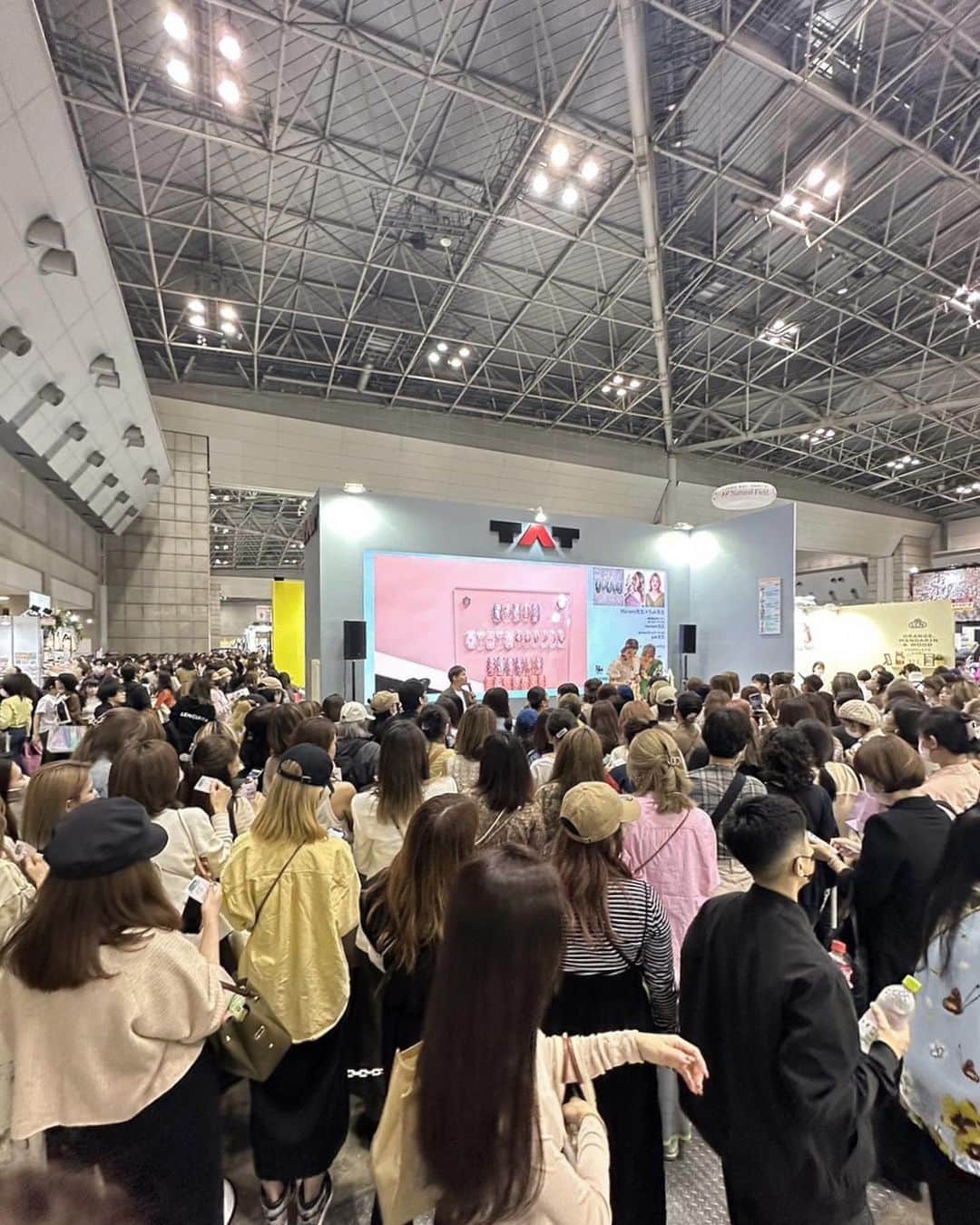 mananailsのインスタグラム：「BWJ ありがとうございました💖 MOONLITスタッフは2日間出演させて頂きました🌙 たくさんの方にお会いできて嬉しかったです☺️ ステージデモにお集まりくださった皆様、 EL MOON商品をご購入くださった皆様、 ありがとうございました💖✨  Thanks!!! @trinagel_official @bonnail_insta  @nailshoptat @tat_seminar  @beautyworldjapanofficial   #BWJ2023 #beautyworldjapan  #ビューティーワールドジャパン」