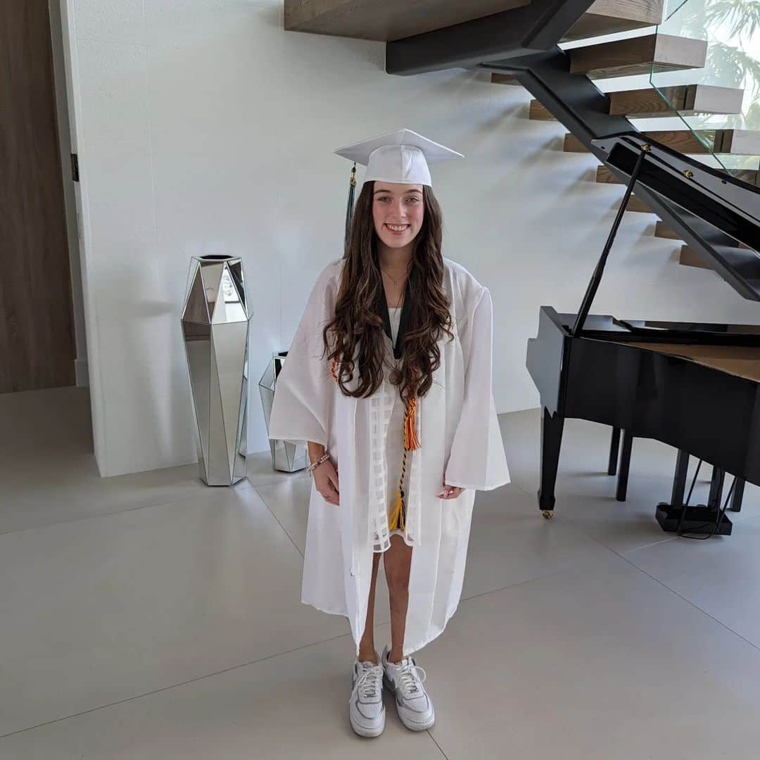 フィリップ・ネヴィルのインスタグラム：「Proudest dad in the world 🌎  @isabellaneville on your graduation 🎓 - go attack the world now princess ❤️」